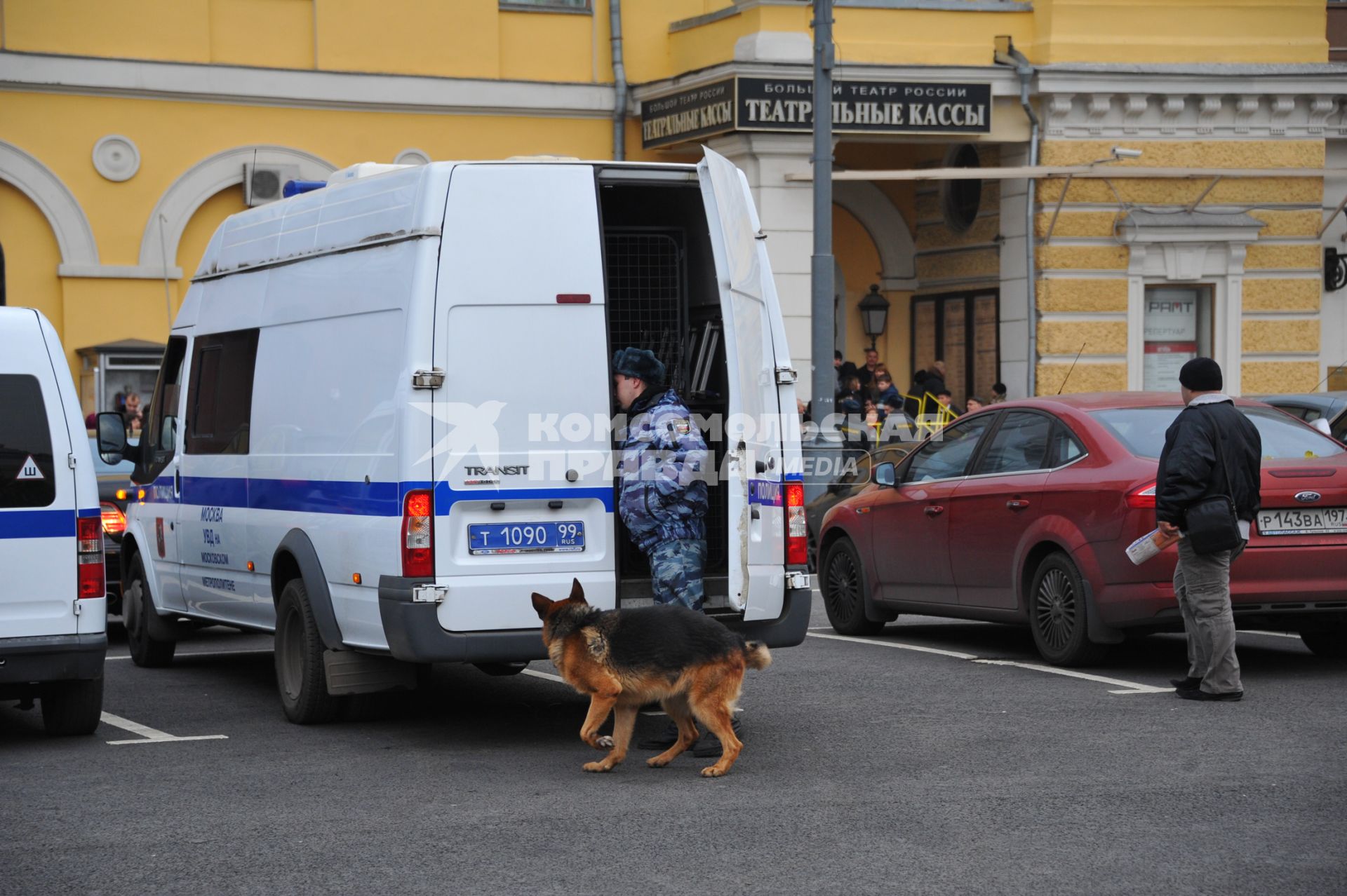 Продажа билетов в ГАБТ. На снимке: сотрудник полиции со служебной собакой у театральных касс. 31 октября 2011 года.