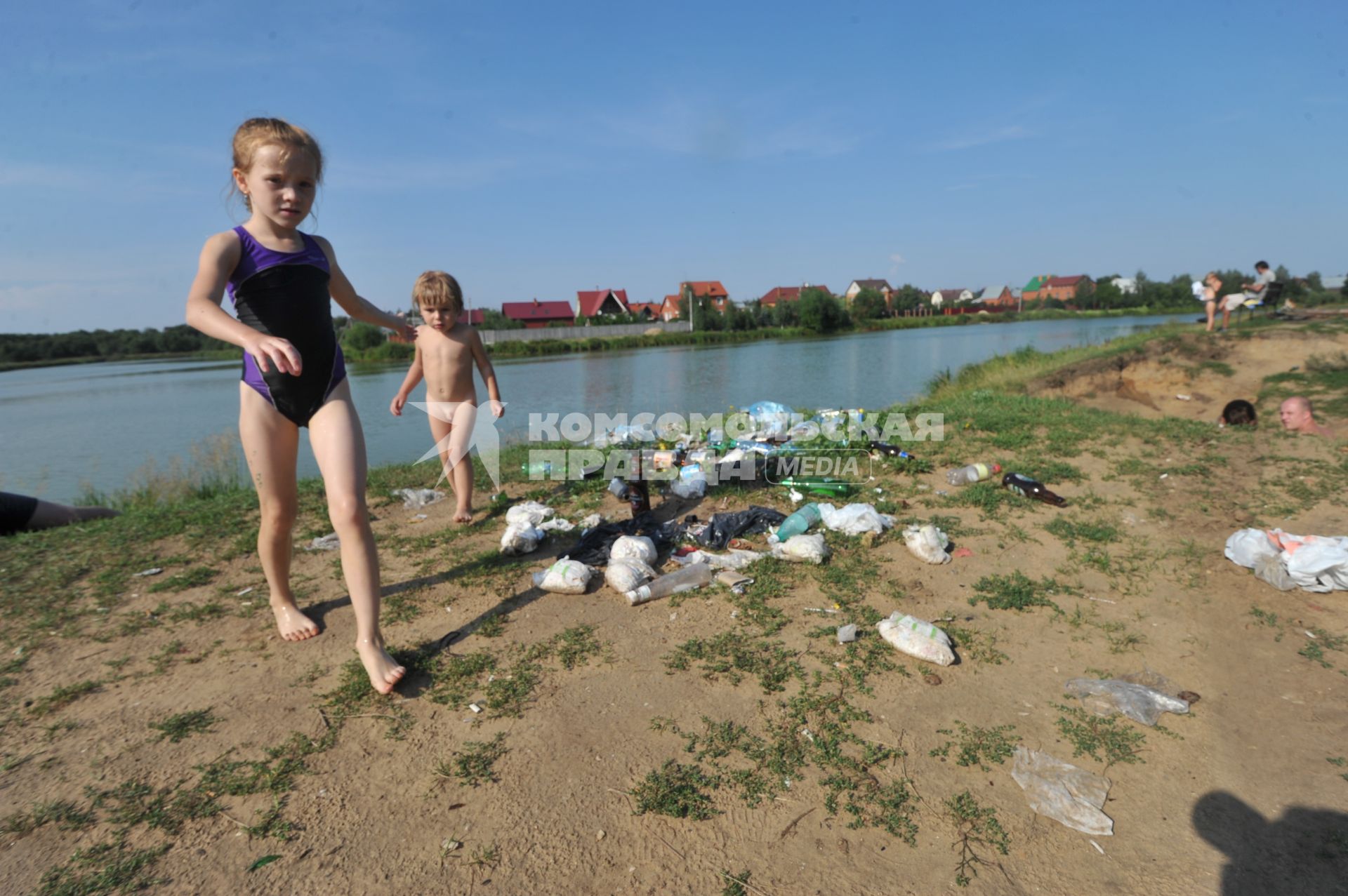 Жанровая фотография. Дети у берега реки. Деревня Вялки. Раменский район МО. 14 августа 2011 года.