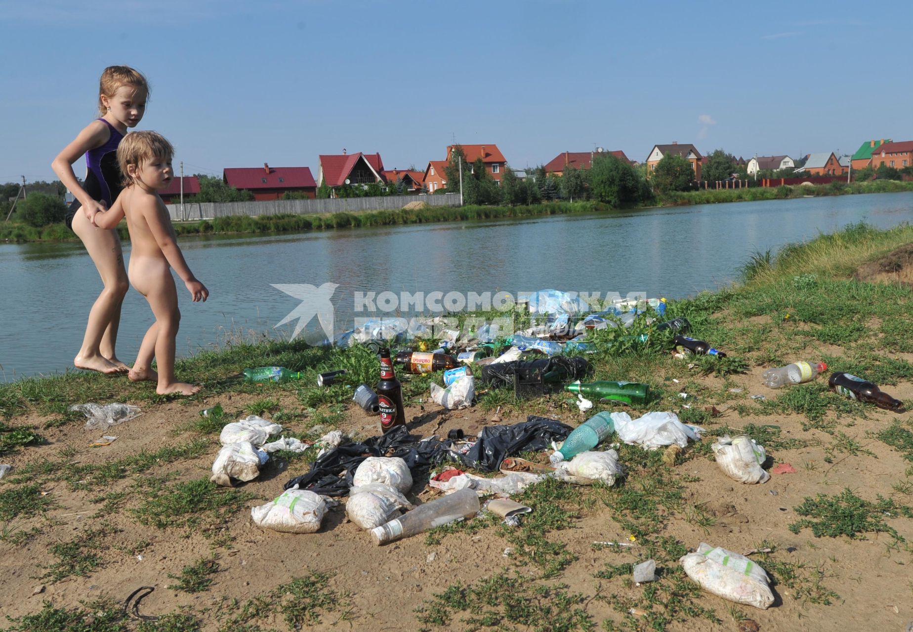 Жанровая фотография. Дети у берега реки. Деревня Вялки. Раменский район МО. 14 августа 2011 года.