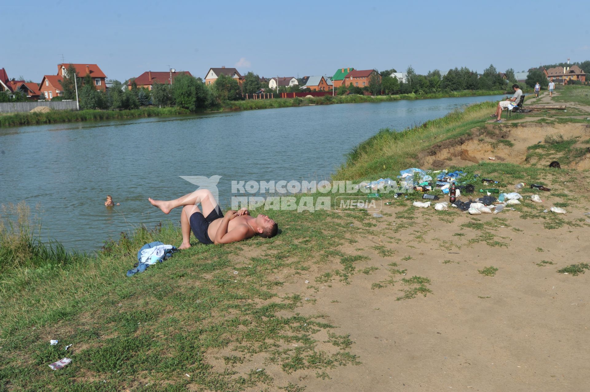 Жанровая фотография. Мужчина загорает на берегу реки. Деревня Вялки. Раменский район МО. 14 августа 2011 года.