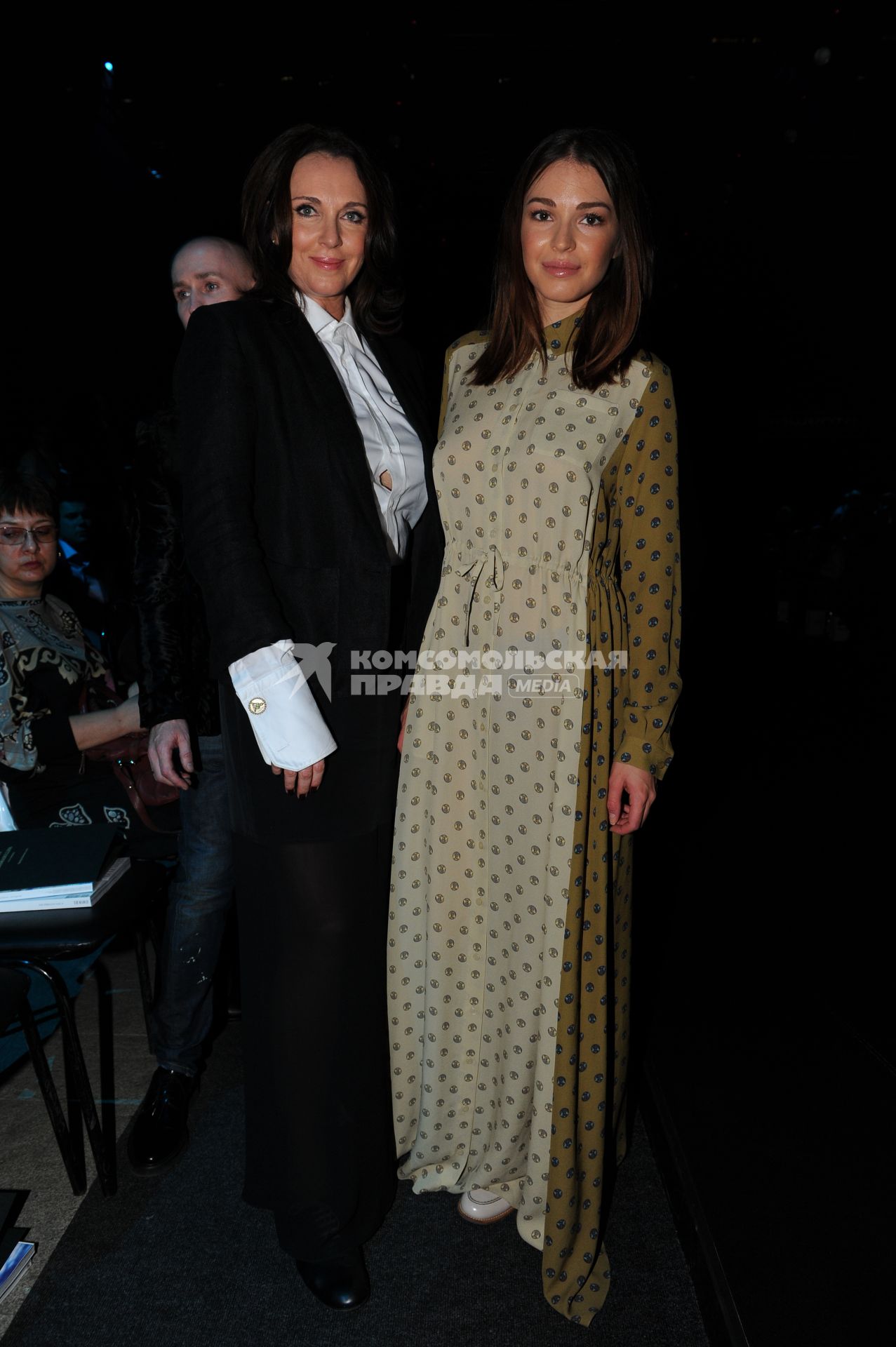 Закрытие Недели моды Volvo Fashion Week. На снимке: актрисы Татьяна Лютаева и ее дочь Агния Дитковските (слева направо). 31 октября 2011 года.
