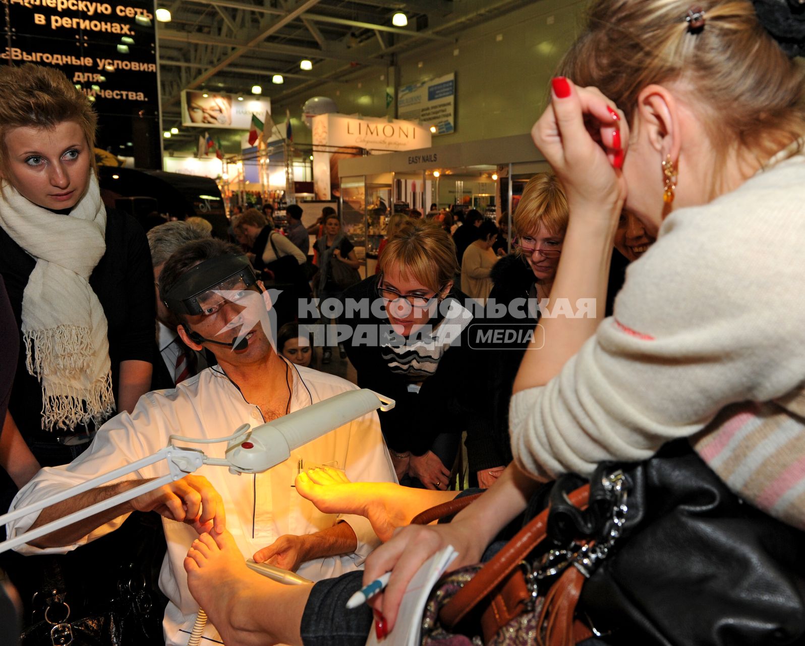 Международная выставка парфюмерии и косметики InterCHARM. На снимке: мастер-класс по педикюру. 26 октября  2011 года.