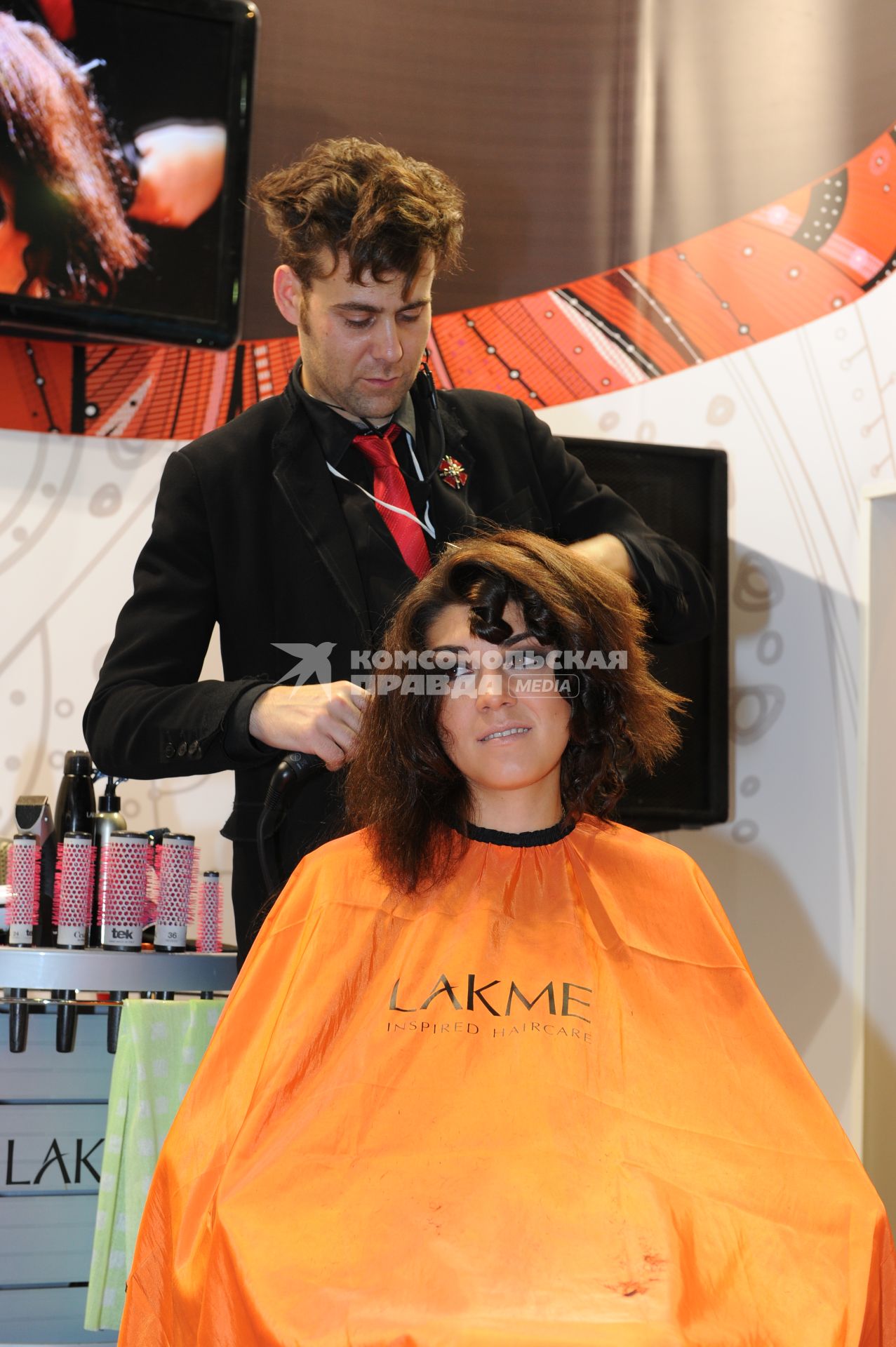Международная выставка парфюмерии и косметики InterCHARM. На снимке: мастер-класс по укладке волос. 26 октября  2011 года.