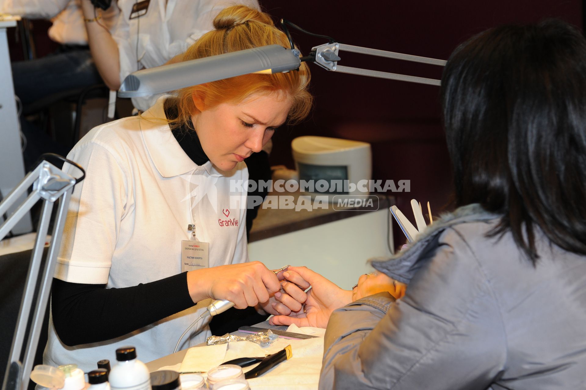 Международная выставка парфюмерии и косметики InterCHARM. На снимке: мастер по ногтевому сервису делает маникюр. 26 октября  2011 года.