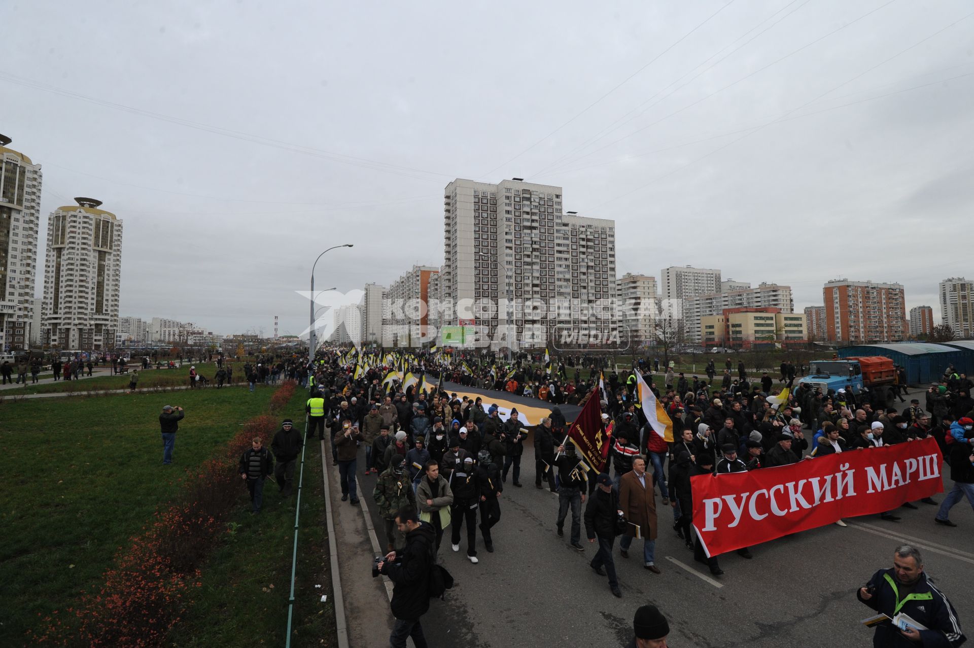 Участники акции националистических движений РУССКИЙ МАРШ в Люблино. 04 ноября 2011 года.