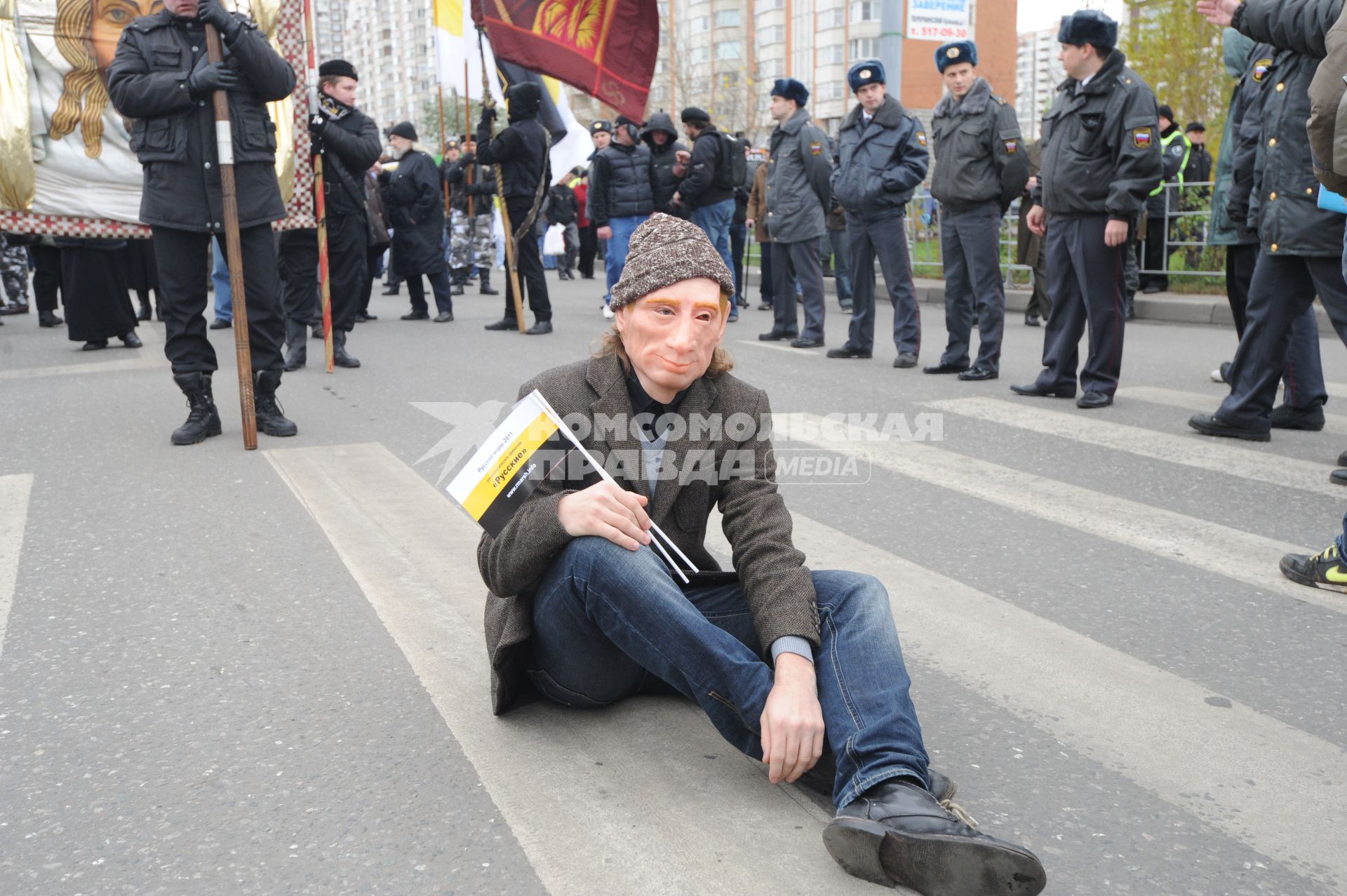 Участники акции националистических движений РУССКИЙ МАРШ в Люблино. На снимке: мужчина в маске. 04 ноября 2011 года.