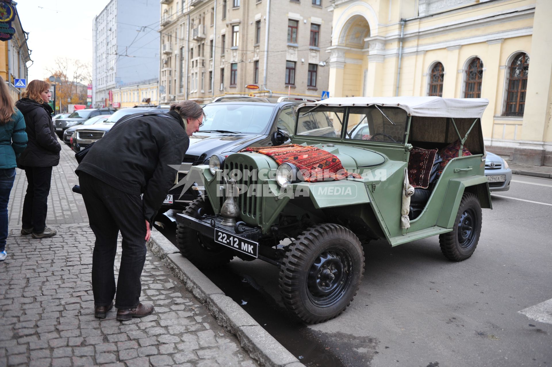 Парковка автомобилей. Прохожий.  05 ноября 2011 года.