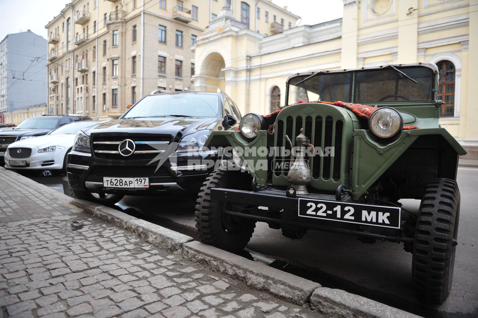 Парковка автомобилей. Военный автомобиль. Мерседес.  05 ноября 2011 года.