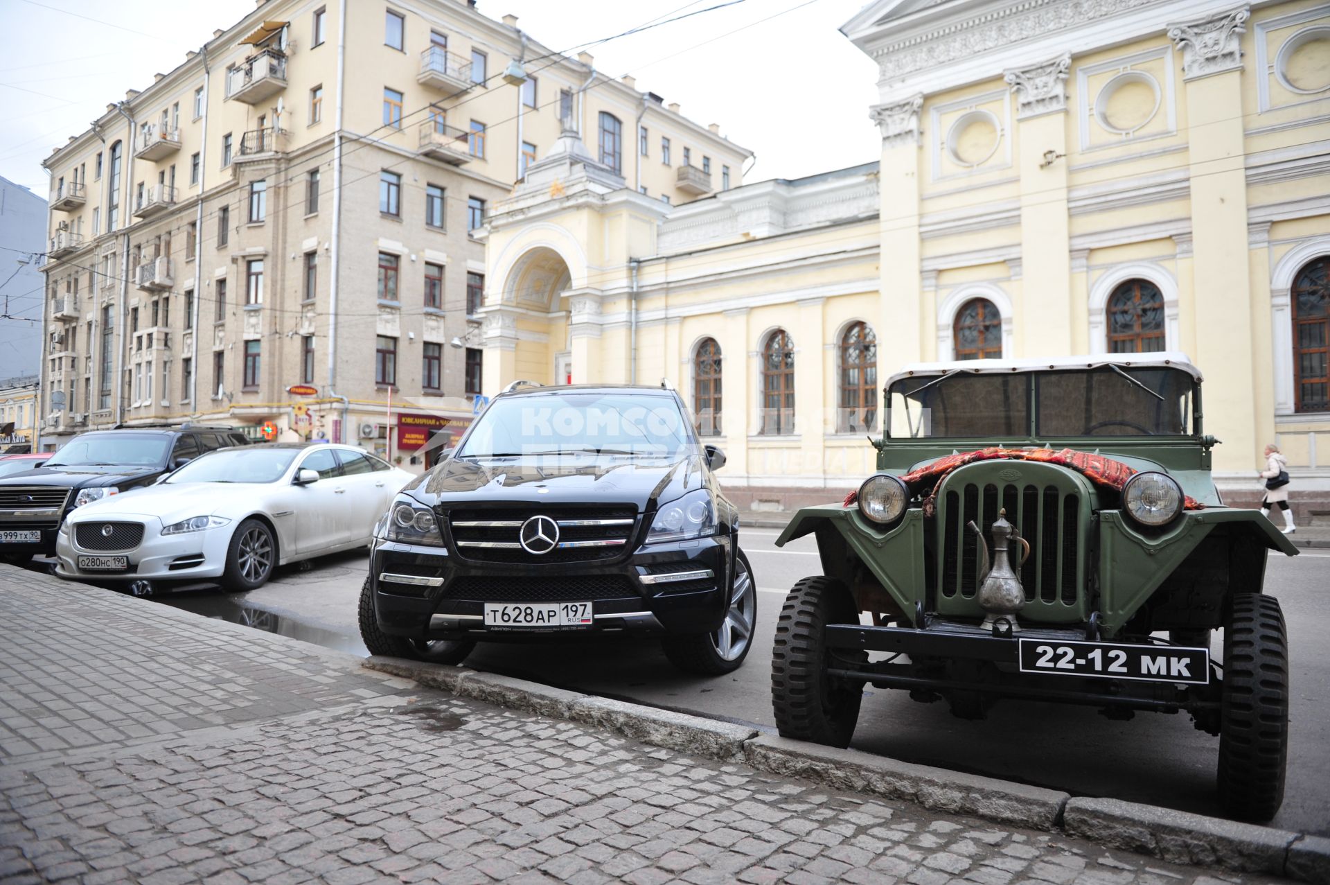 Парковка автомобилей. Военный автомобиль. Мерседес. 05 ноября 2011 года.