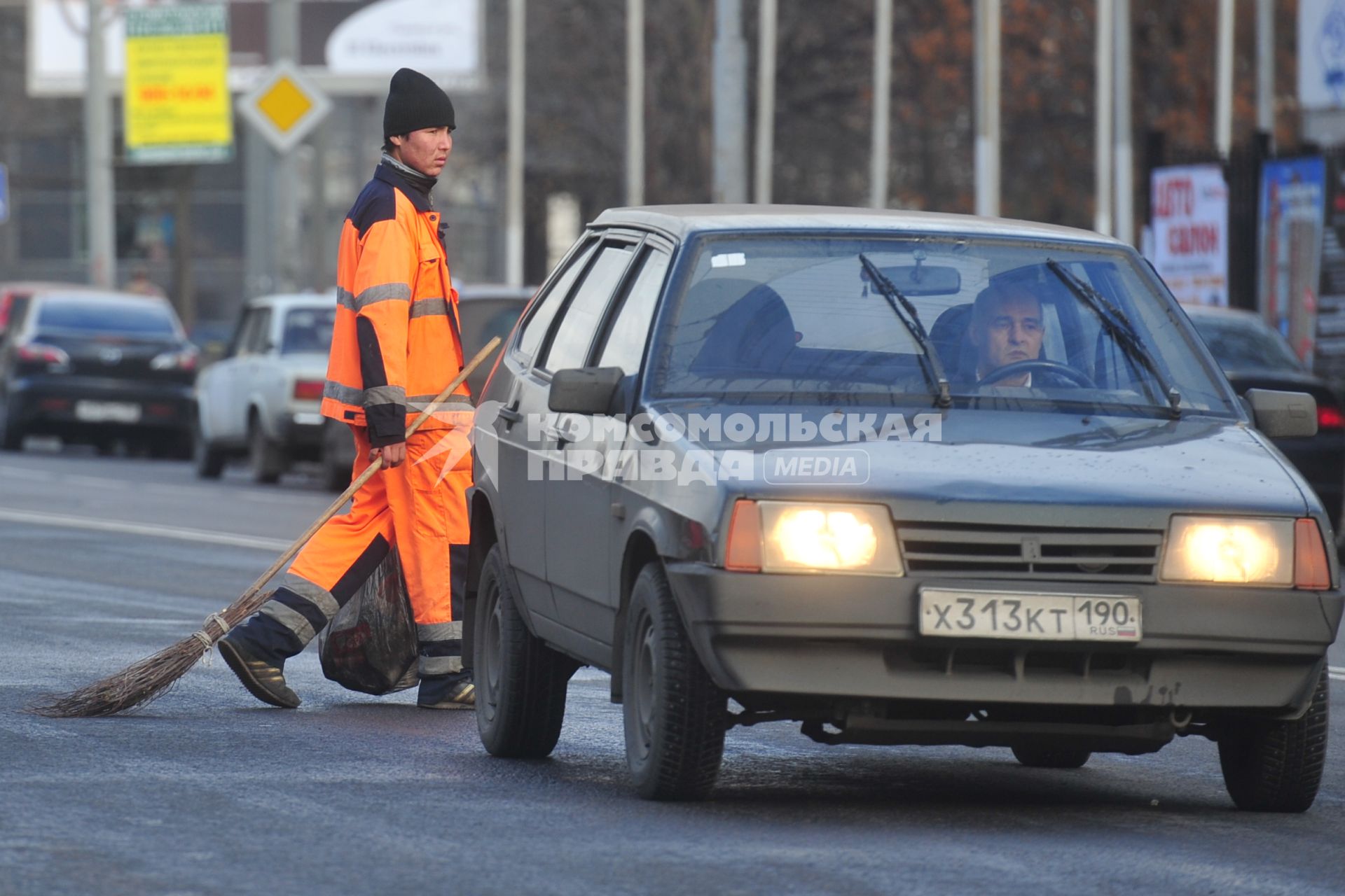 Дворник с метлой, гастарбайтер. Уборка улиц.  05 ноября 2011 года.