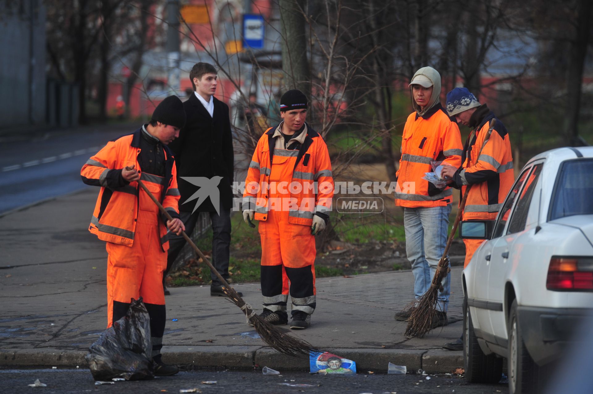 Дворники с метлой, гастарбайтеры. Уборка улиц.   05 ноября 2011 года.