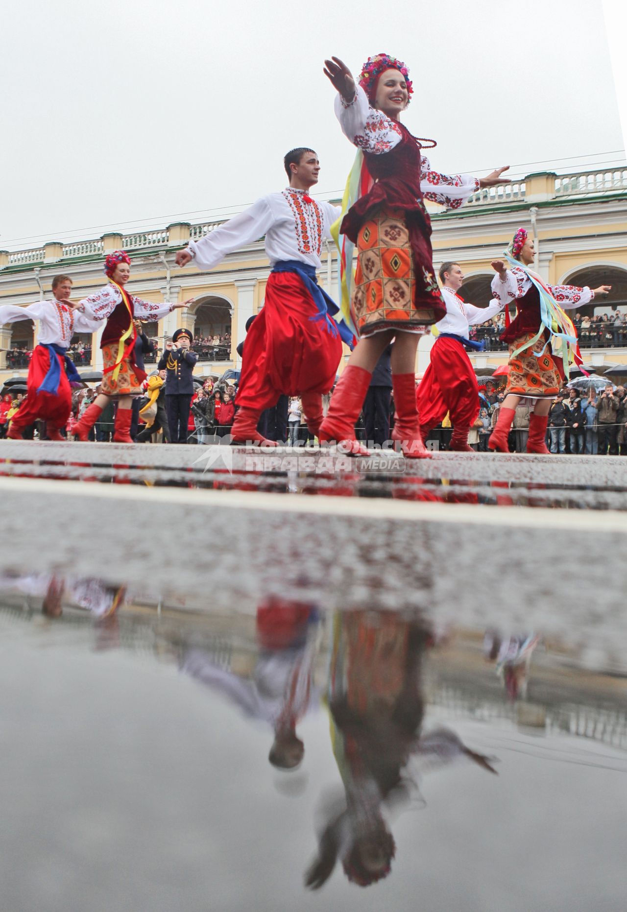 Празднование дня города (308 лет) в Санкт-Петербурге. На снимке: артисты наряженные в национальные украинские костюмы. 28 мая 2011 года.