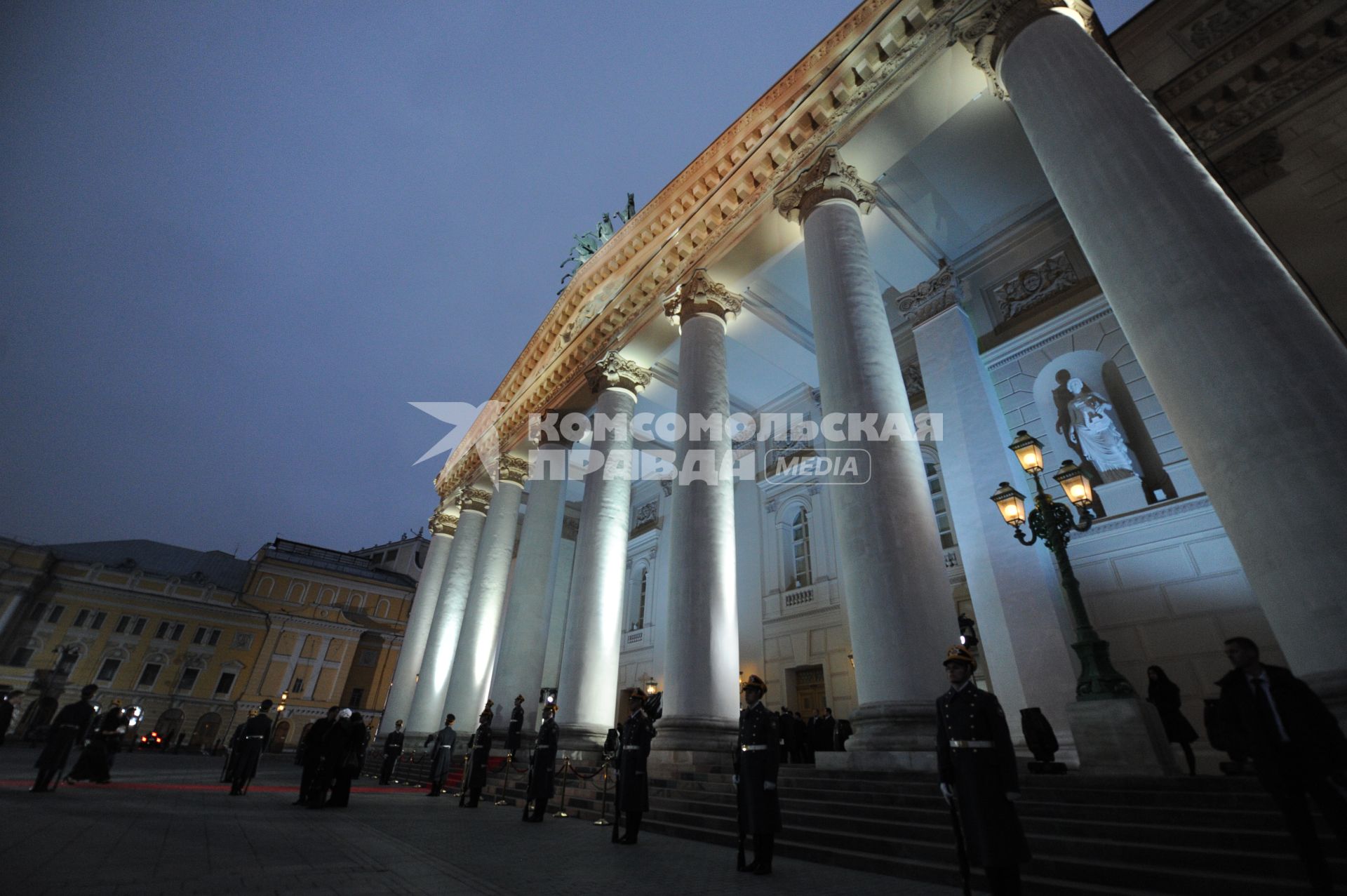 Москва. Здание Большого театра. 31 октября 2011 года.