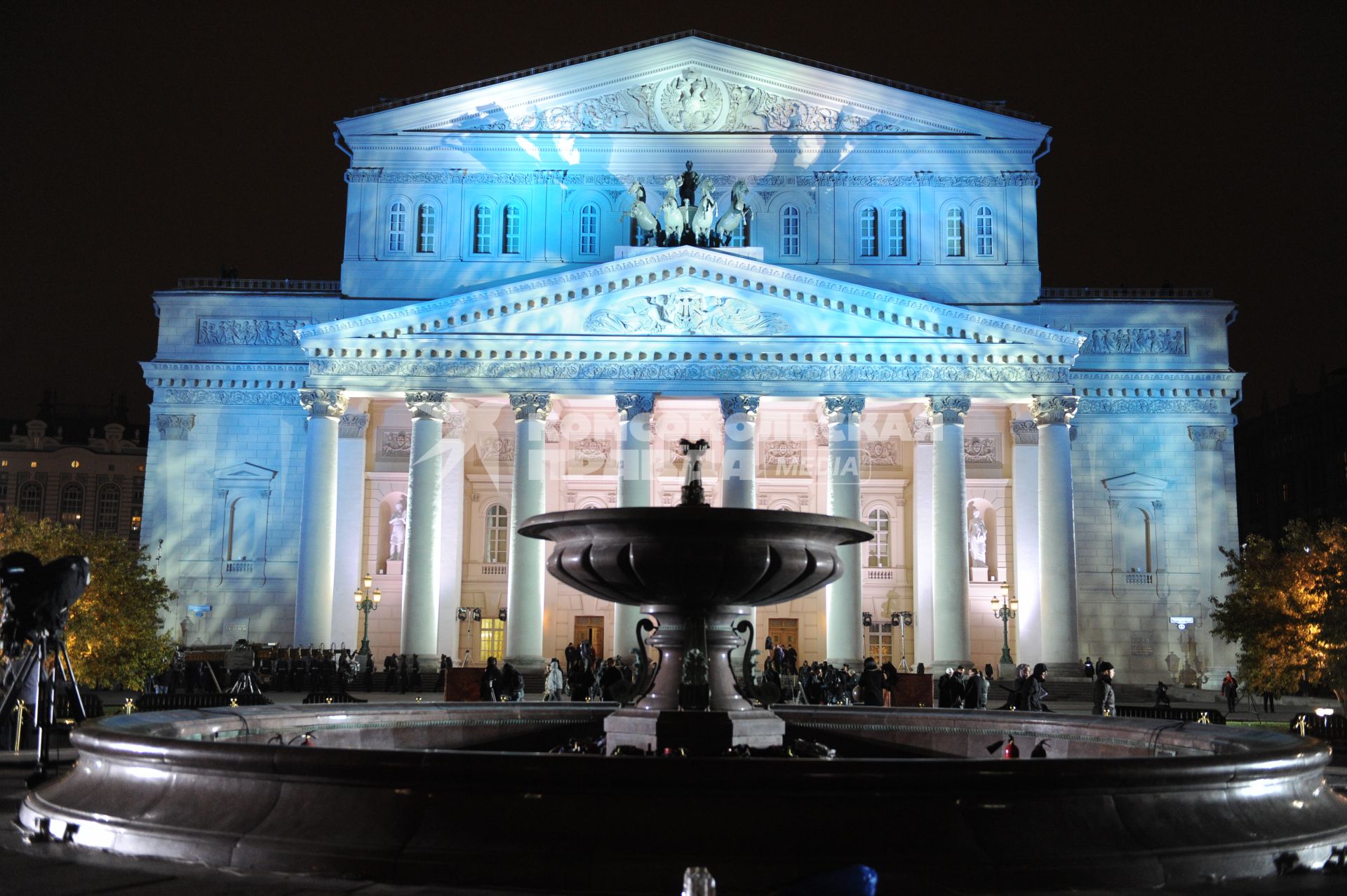 Москва. Здание Большого театра во время его открытия. 28 октября 2011 года.