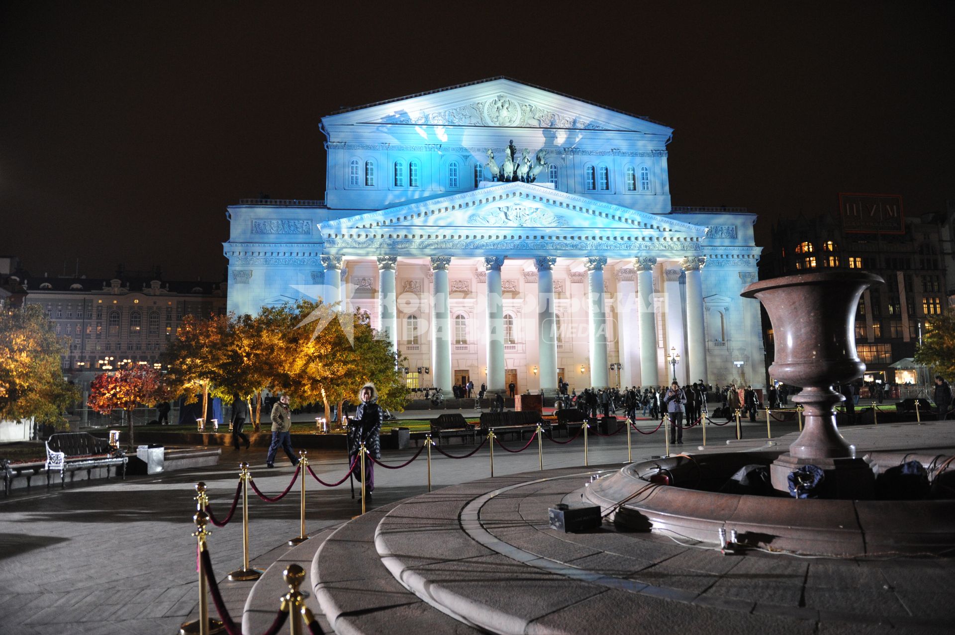 Москва. Здание Большого театра во время его открытия. 28 октября 2011 года.