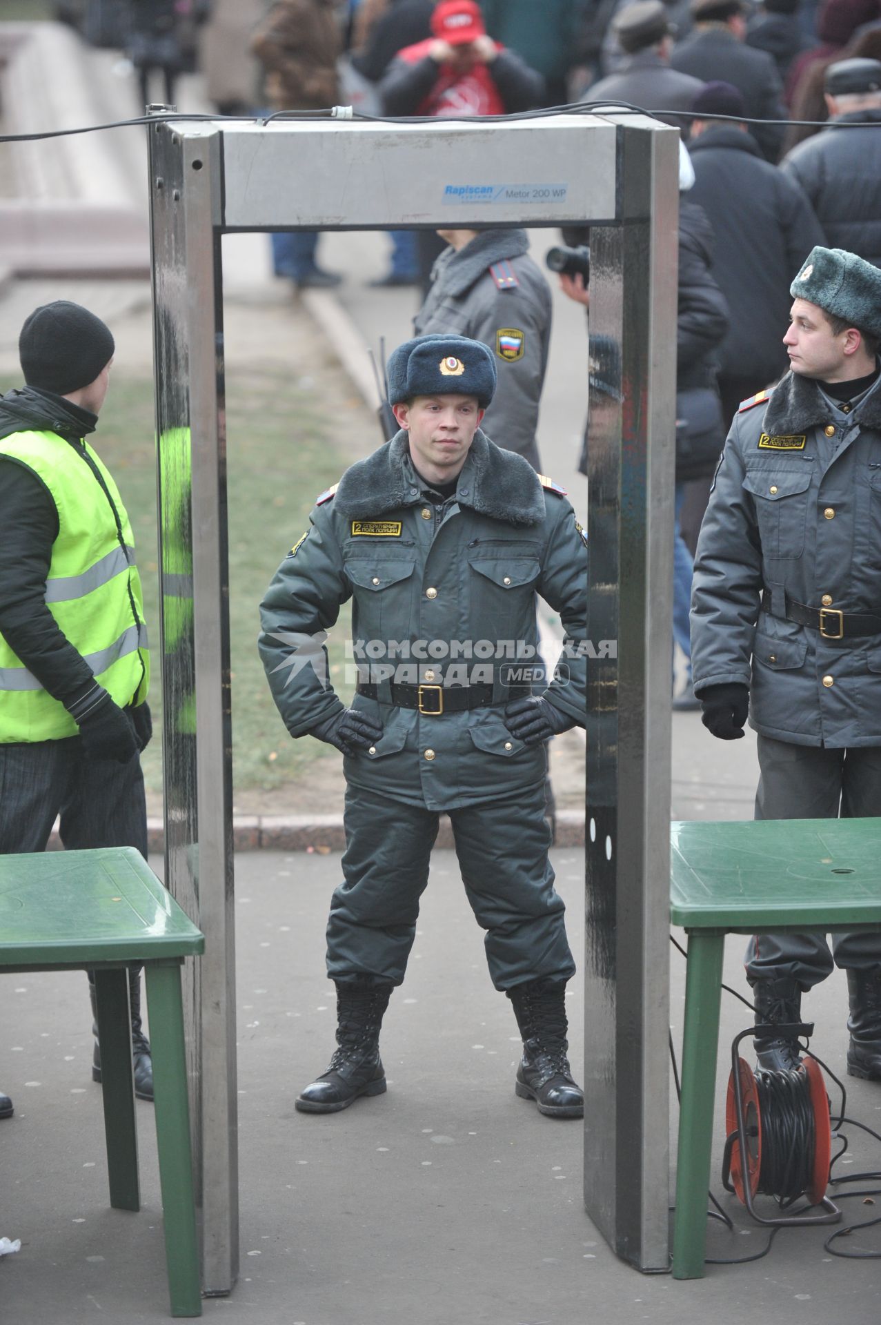 Сотрудник оперативного отряда полиции у рамки-металлоискателя. 07 ноября  2011 года.