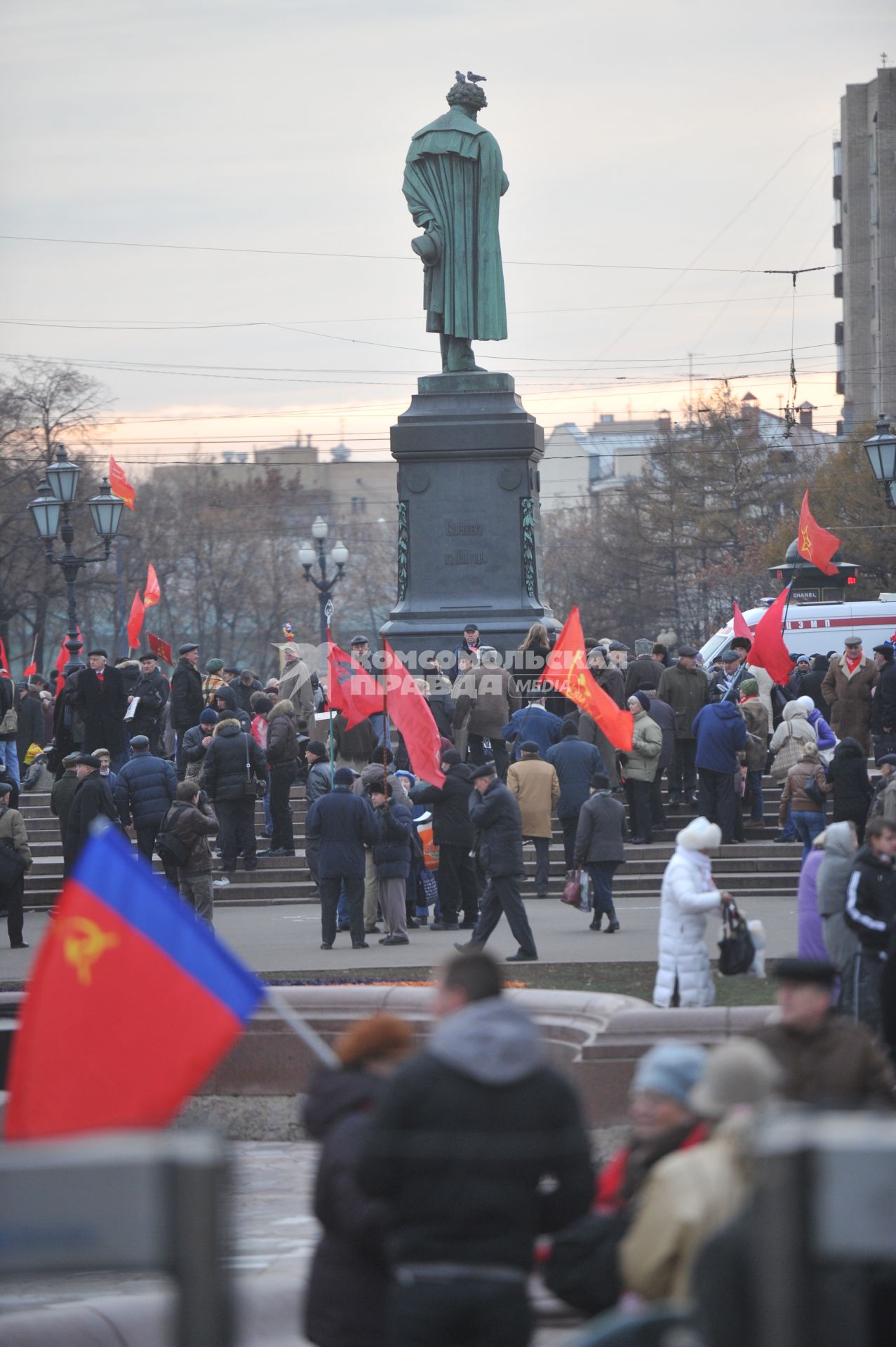 Во время шествия, приуроченного к 94-ой годовщине Октябрьской революции, на Тверской улице. 07 ноября  2011 года.