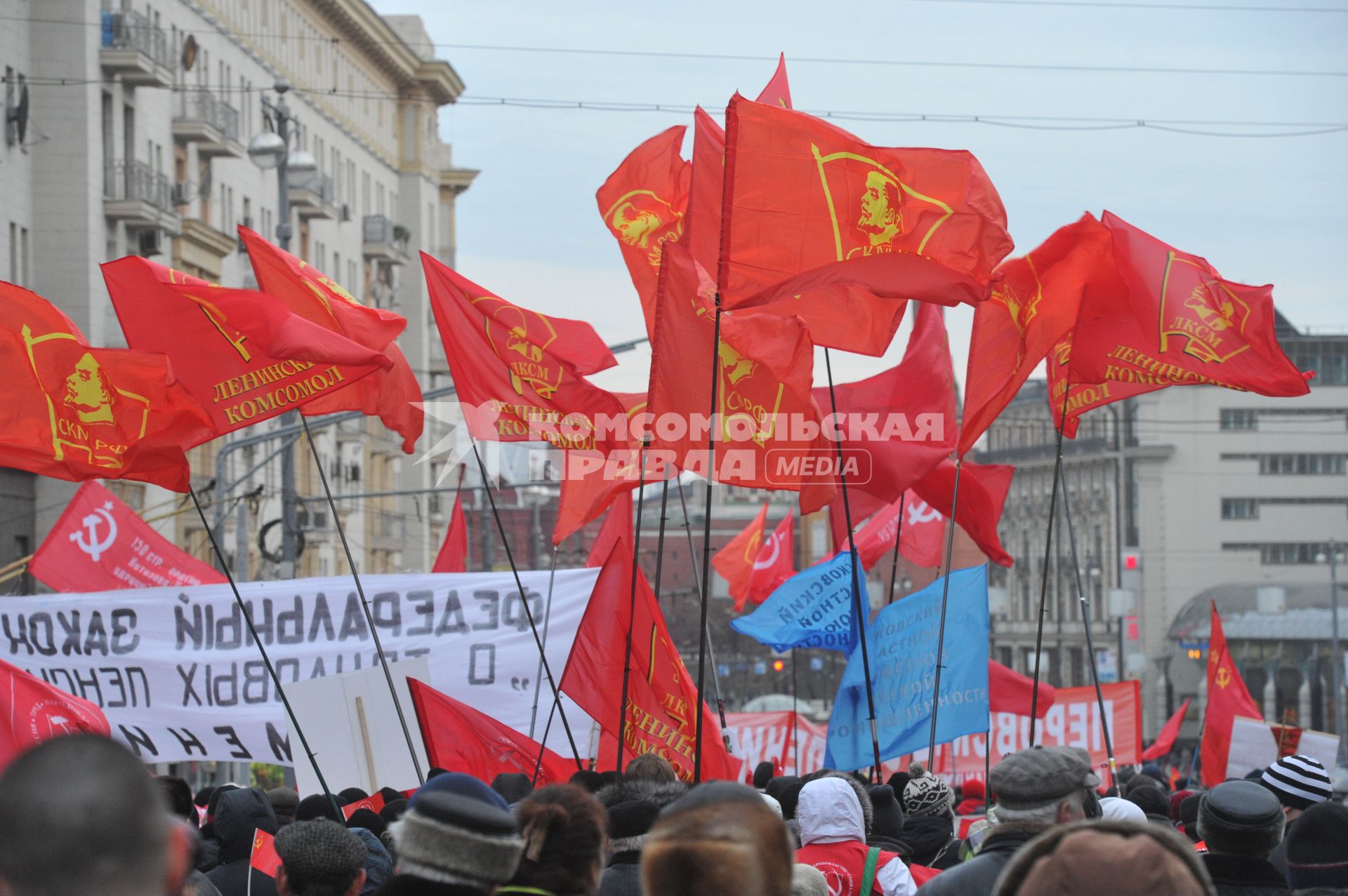 Во время шествия, приуроченного к 94-ой годовщине Октябрьской революции, на Тверской улице. 07 ноября  2011 года.