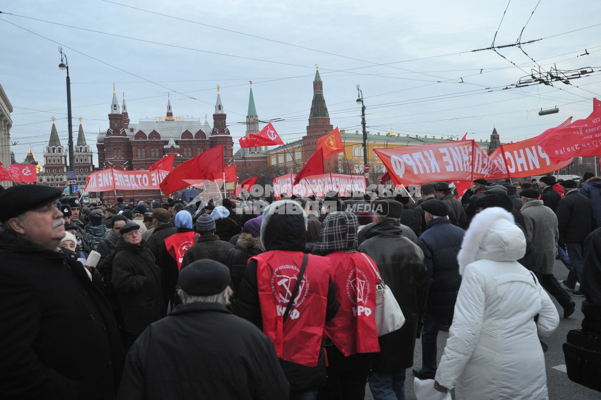 Во время шествия, приуроченного к 94-ой годовщине Октябрьской революции, на Тверской улице. 07 ноября  2011 года.