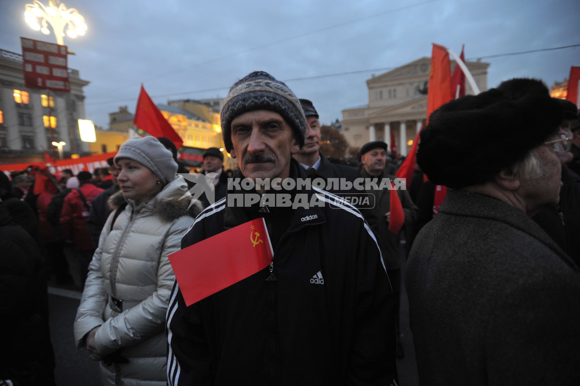 Во время шествия, приуроченного к 94-ой годовщине Октябрьской революции, на Тверской улице. 07 ноября  2011 года.