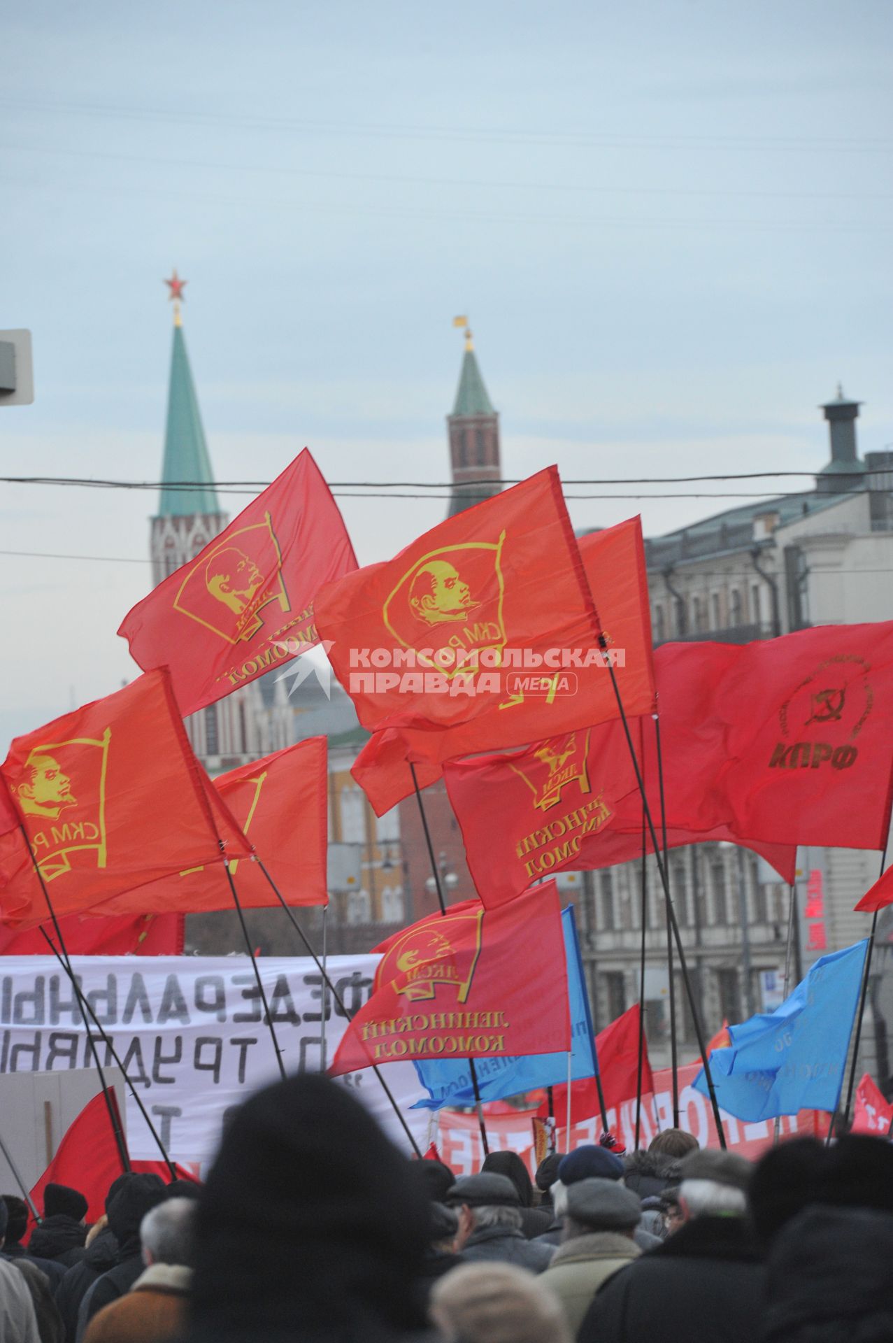 Во время шествия, приуроченного к 94-ой годовщине Октябрьской революции, на Тверской улице. 07 ноября  2011 года.