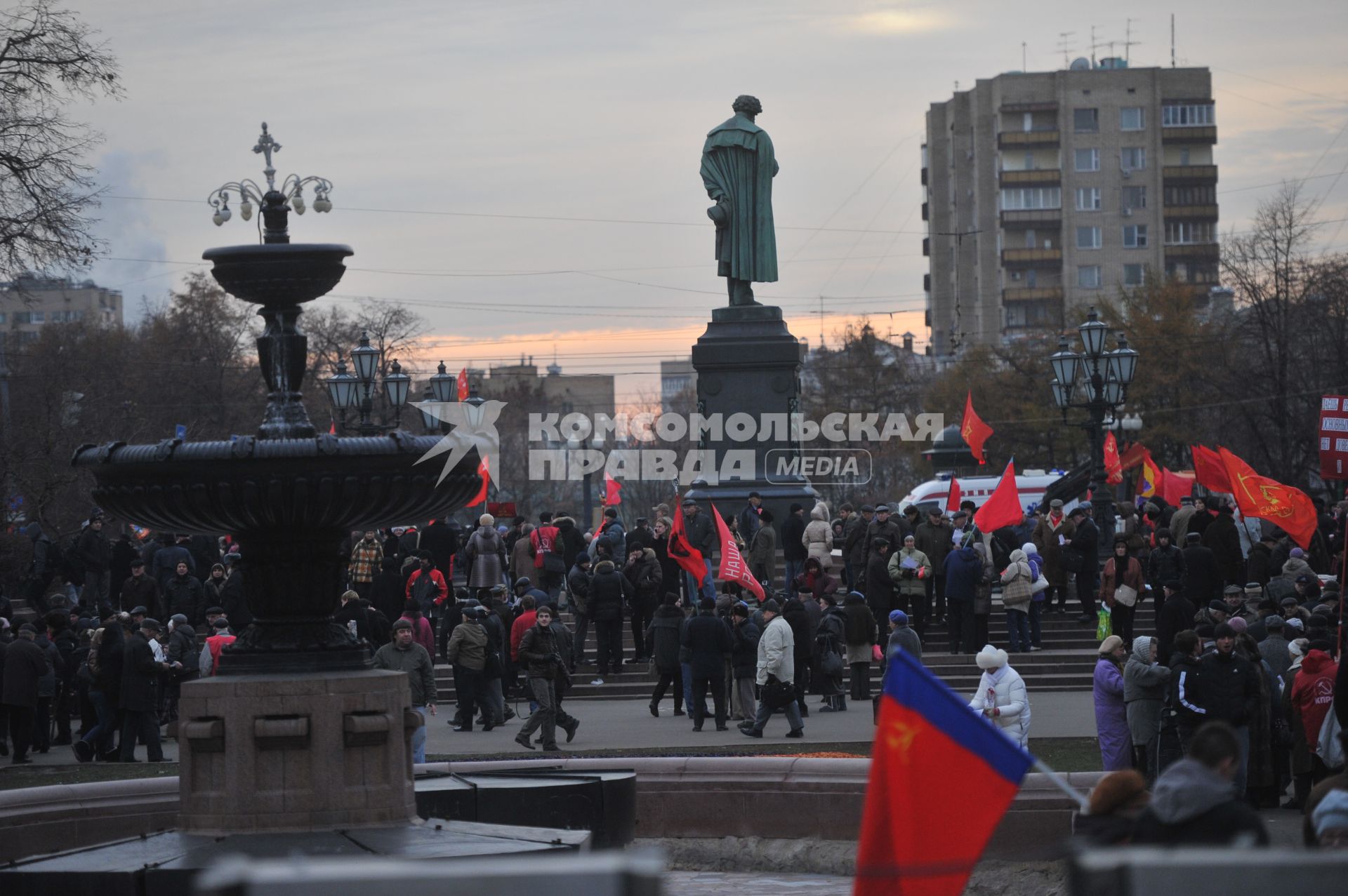 Во время шествия, приуроченного к 94-ой годовщине Октябрьской революции, на Тверской улице. 07 ноября  2011 года.