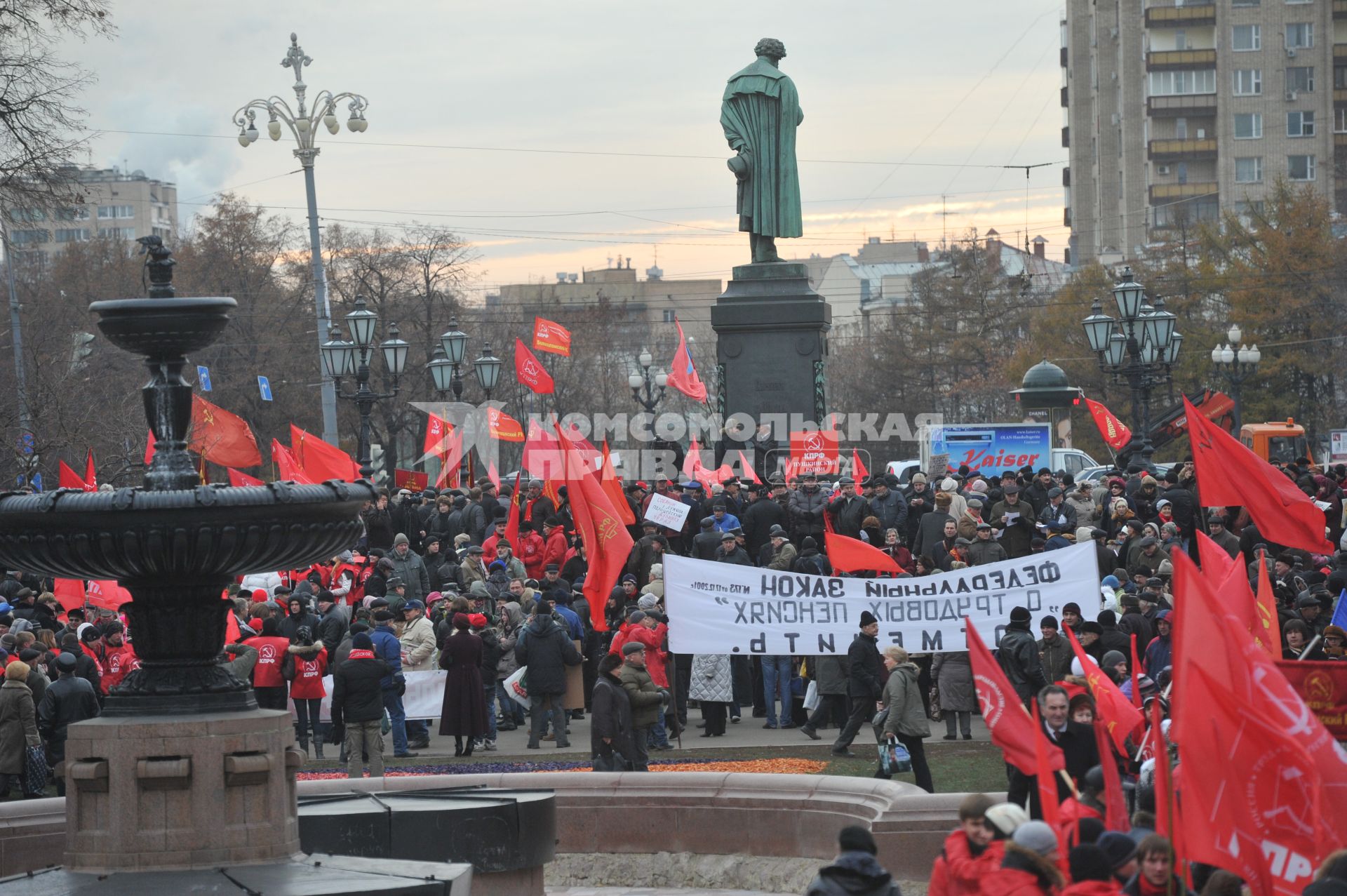 Во время шествия, приуроченного к 94-ой годовщине Октябрьской революции, на Тверской улице. 07 ноября  2011 года.