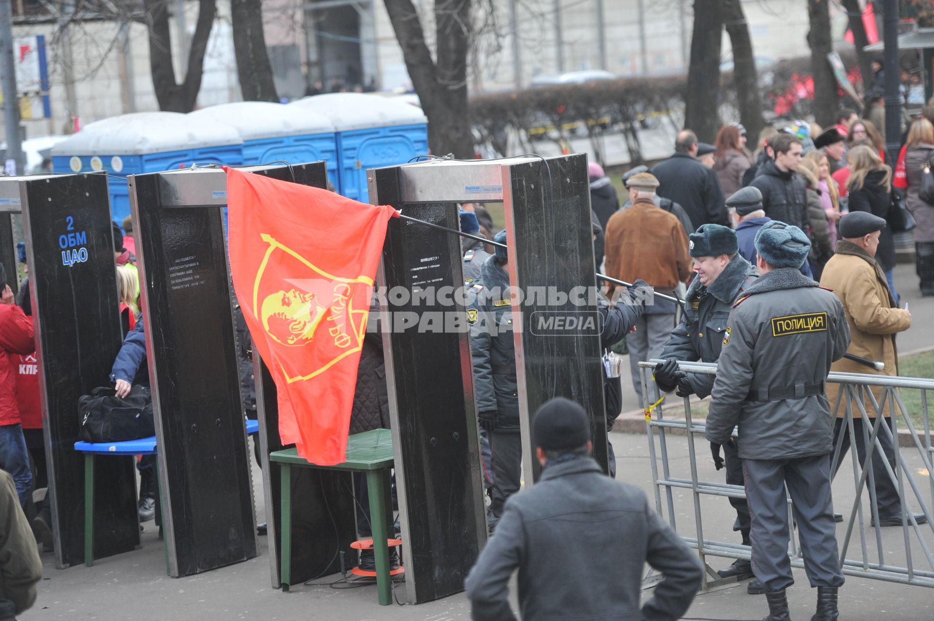 Во время шествия, приуроченного к 94-ой годовщине Октябрьской революции, на Тверской улице. 07 ноября  2011 года.