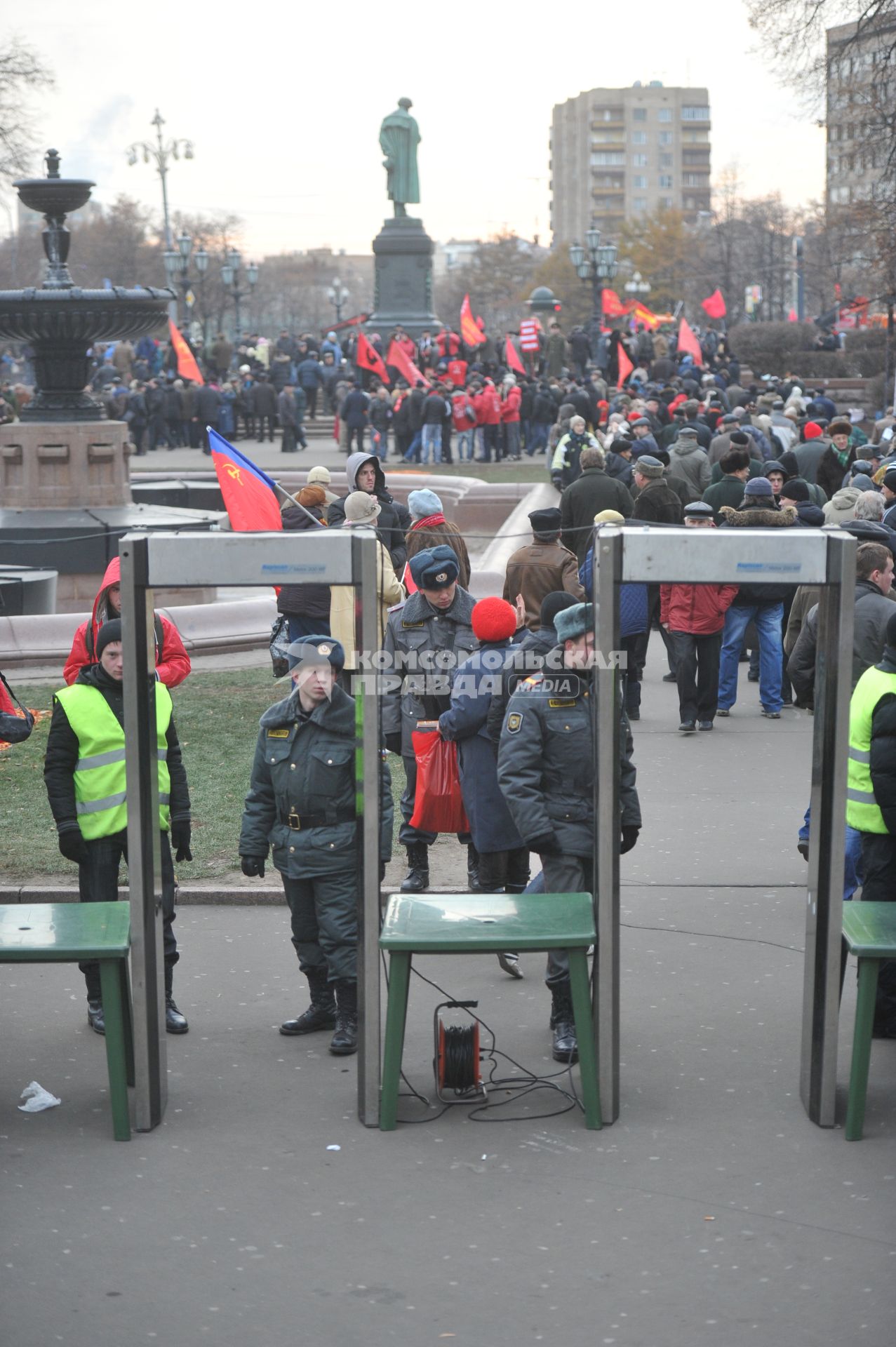 Во время шествия, приуроченного к 94-ой годовщине Октябрьской революции, на Тверской улице. На снимке: обеспечение мер безопасности. 07 ноября  2011 года.