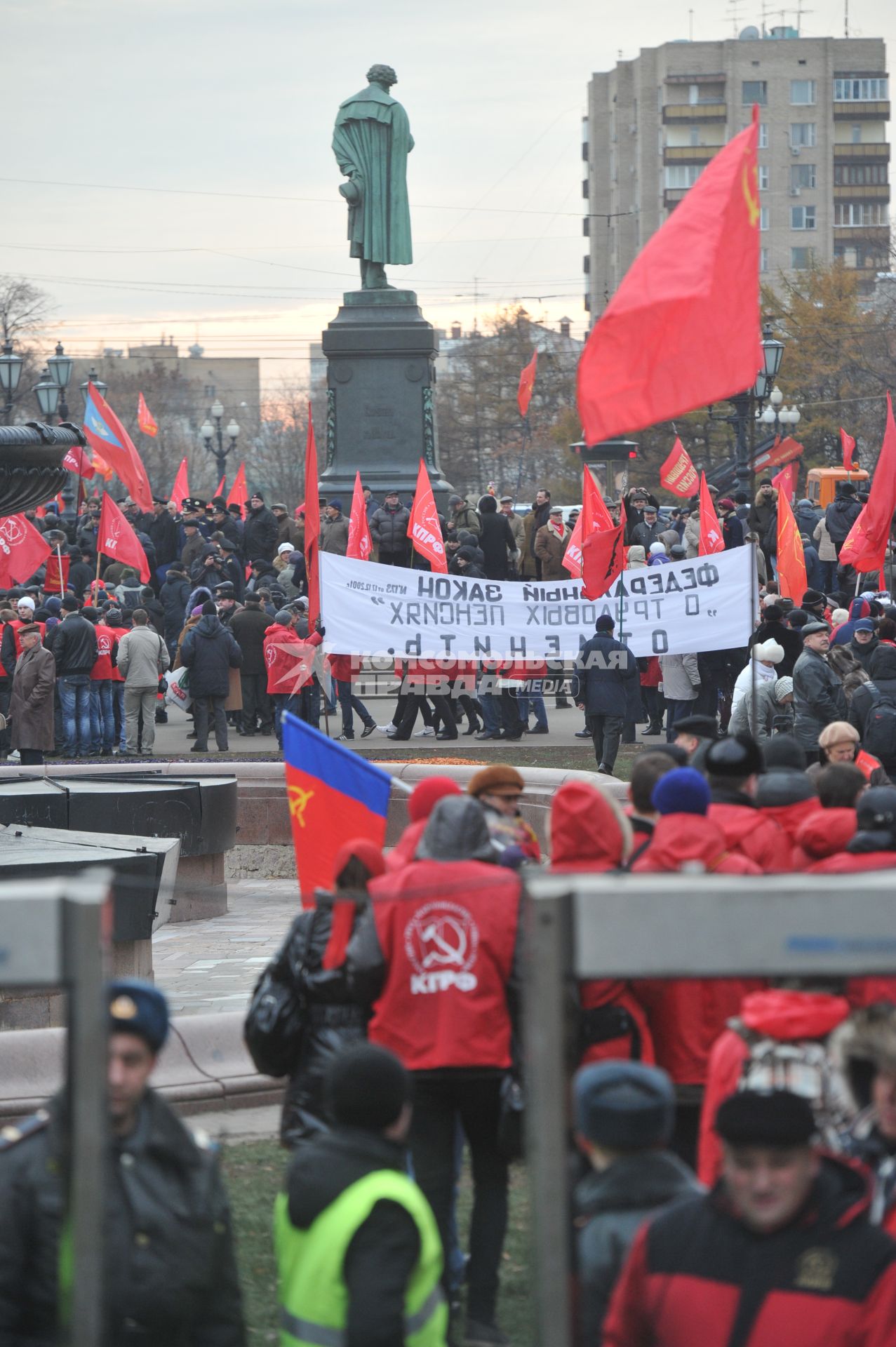 Во время шествия, приуроченного к 94-ой годовщине Октябрьской революции, на Тверской улице. На снимке: обеспечение мер безопасности. 07 ноября  2011 года.