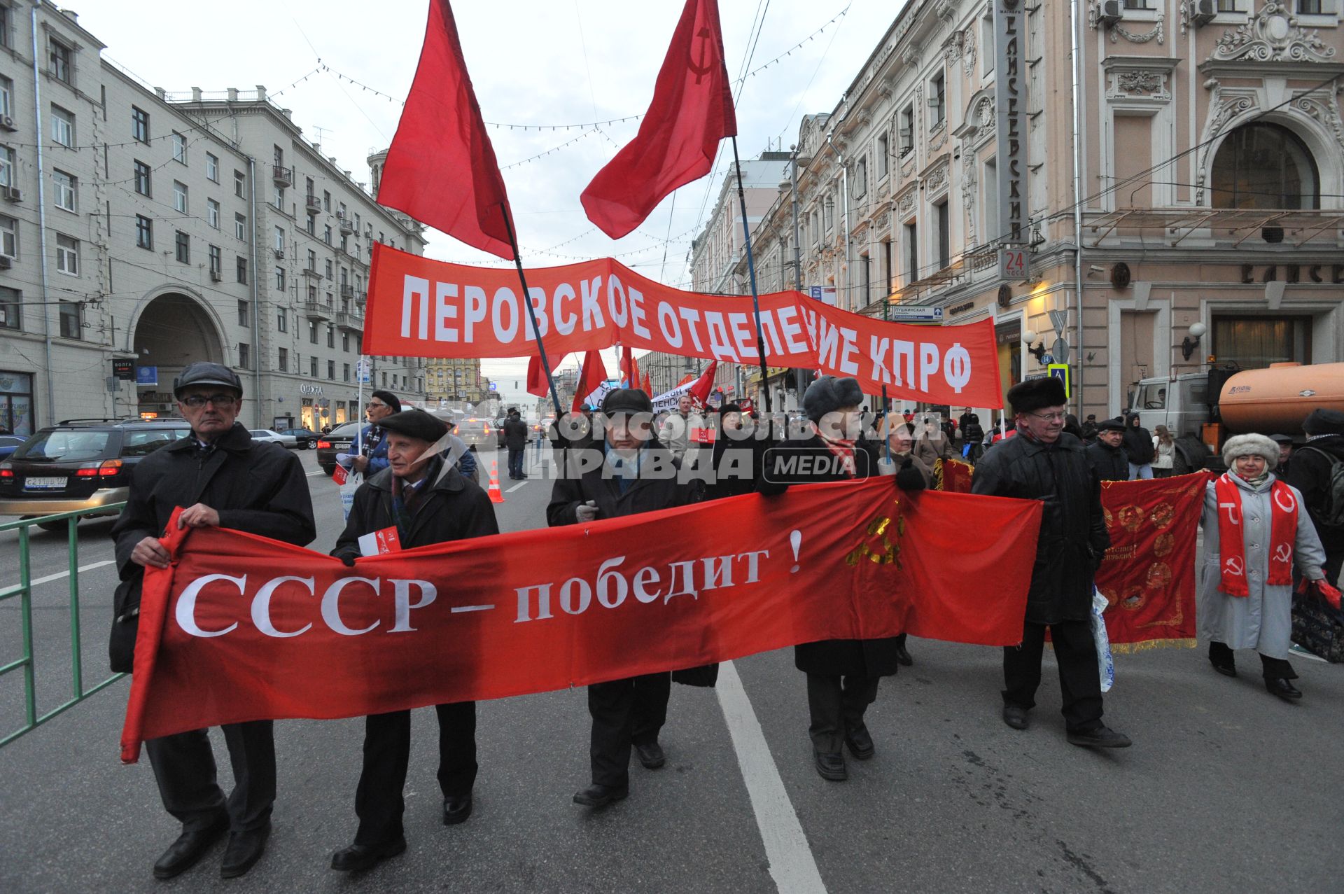 Во время шествия, приуроченного к 94-ой годовщине Октябрьской революции, на Тверской улице. 07 ноября  2011 года.