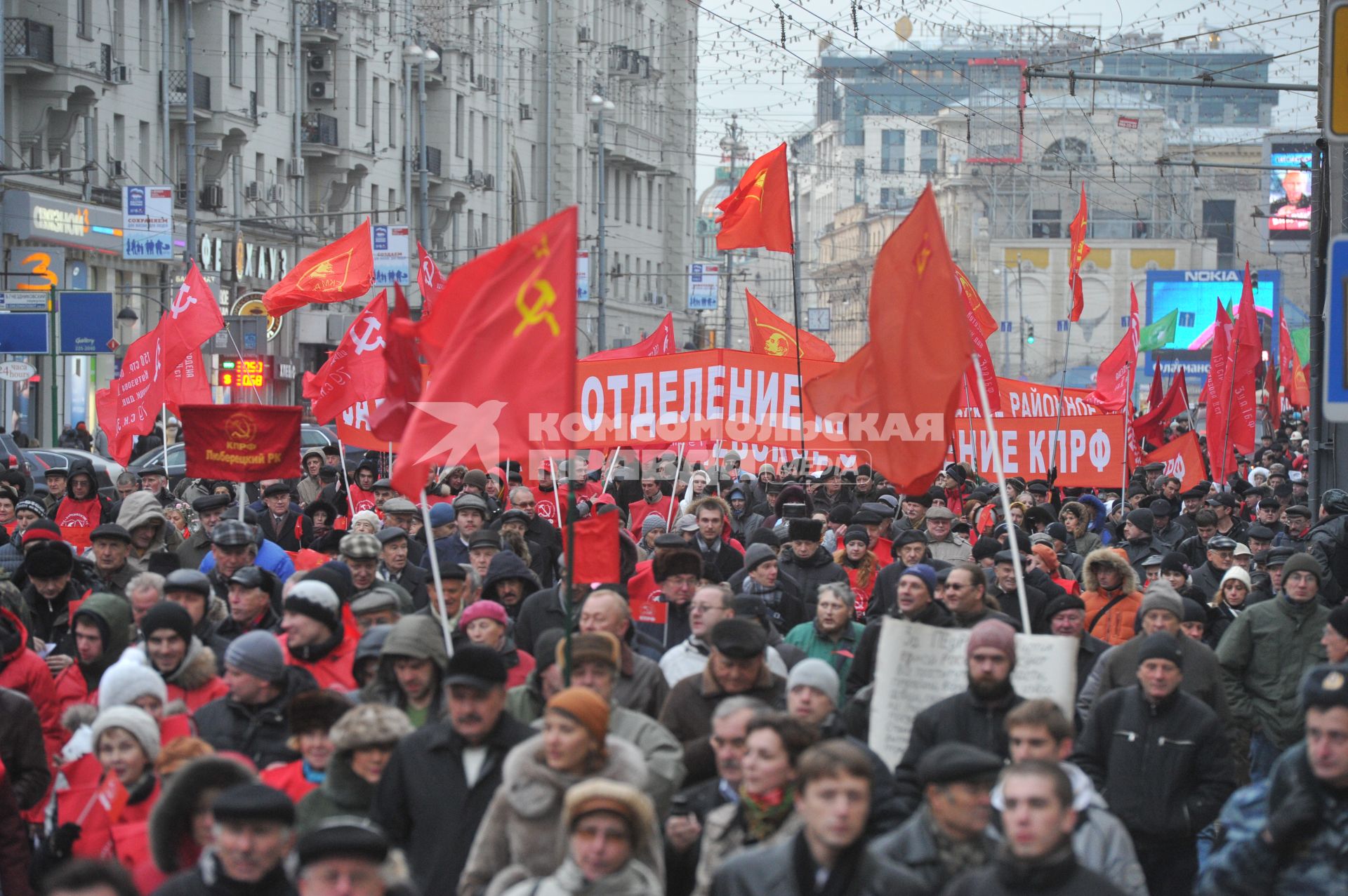 Во время шествия, приуроченного к 94-ой годовщине Октябрьской революции, на Тверской улице. 07 ноября  2011 года.