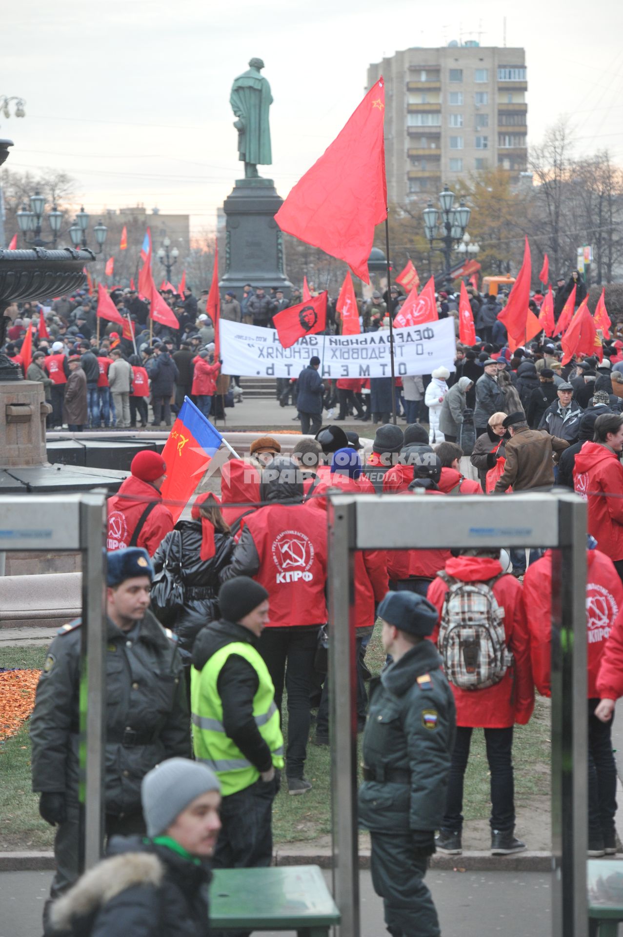 Во время шествия, приуроченного к 94-ой годовщине Октябрьской революции, на Тверской улице. На снимке: обеспечение мер безопасности. 07 ноября  2011 года.