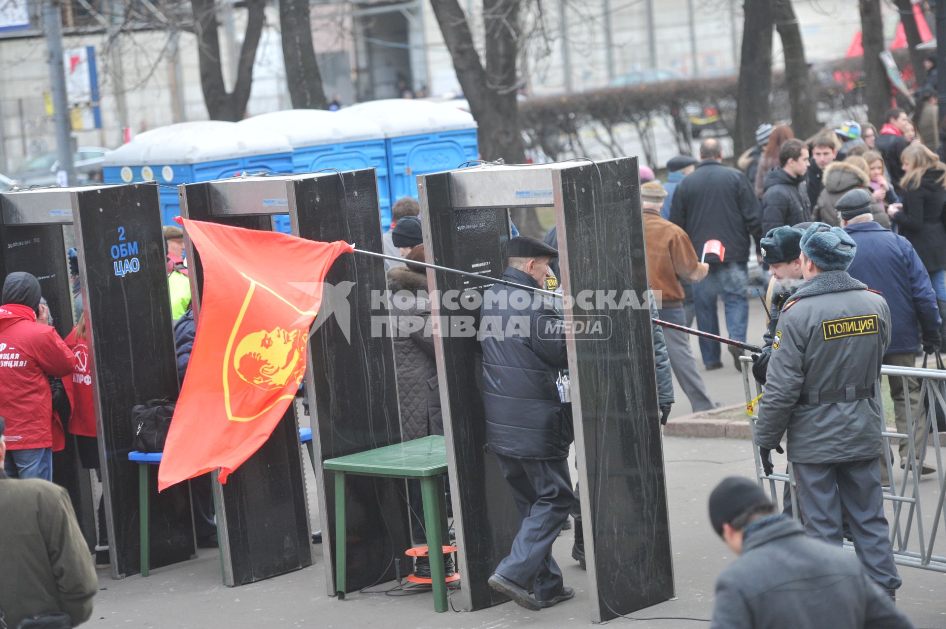 Во время шествия, приуроченного к 94-ой годовщине Октябрьской революции, на Тверской улице. 07 ноября  2011 года.