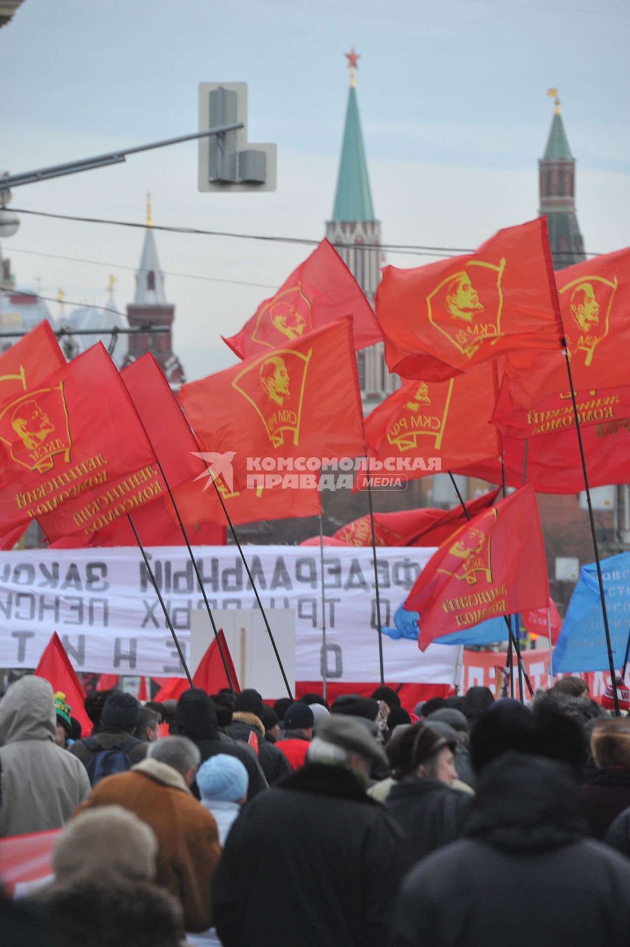 Во время шествия, приуроченного к 94-ой годовщине Октябрьской революции, на Тверской улице. 07 ноября  2011 года.