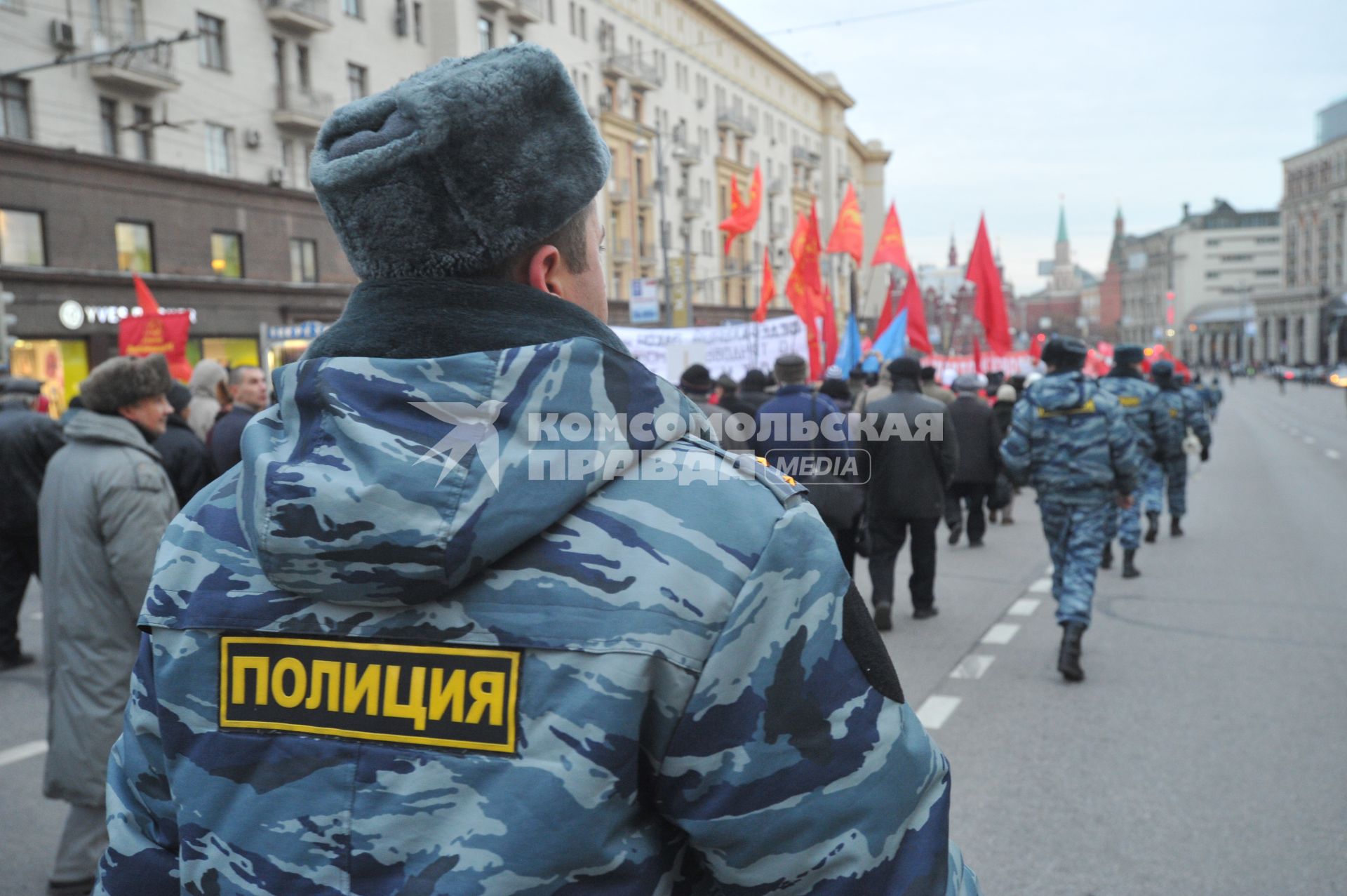 Во время шествия, приуроченного к 94-ой годовщине Октябрьской революции, на Тверской улице. На снимке: обеспечение мер безопасности. 07 ноября  2011 года.