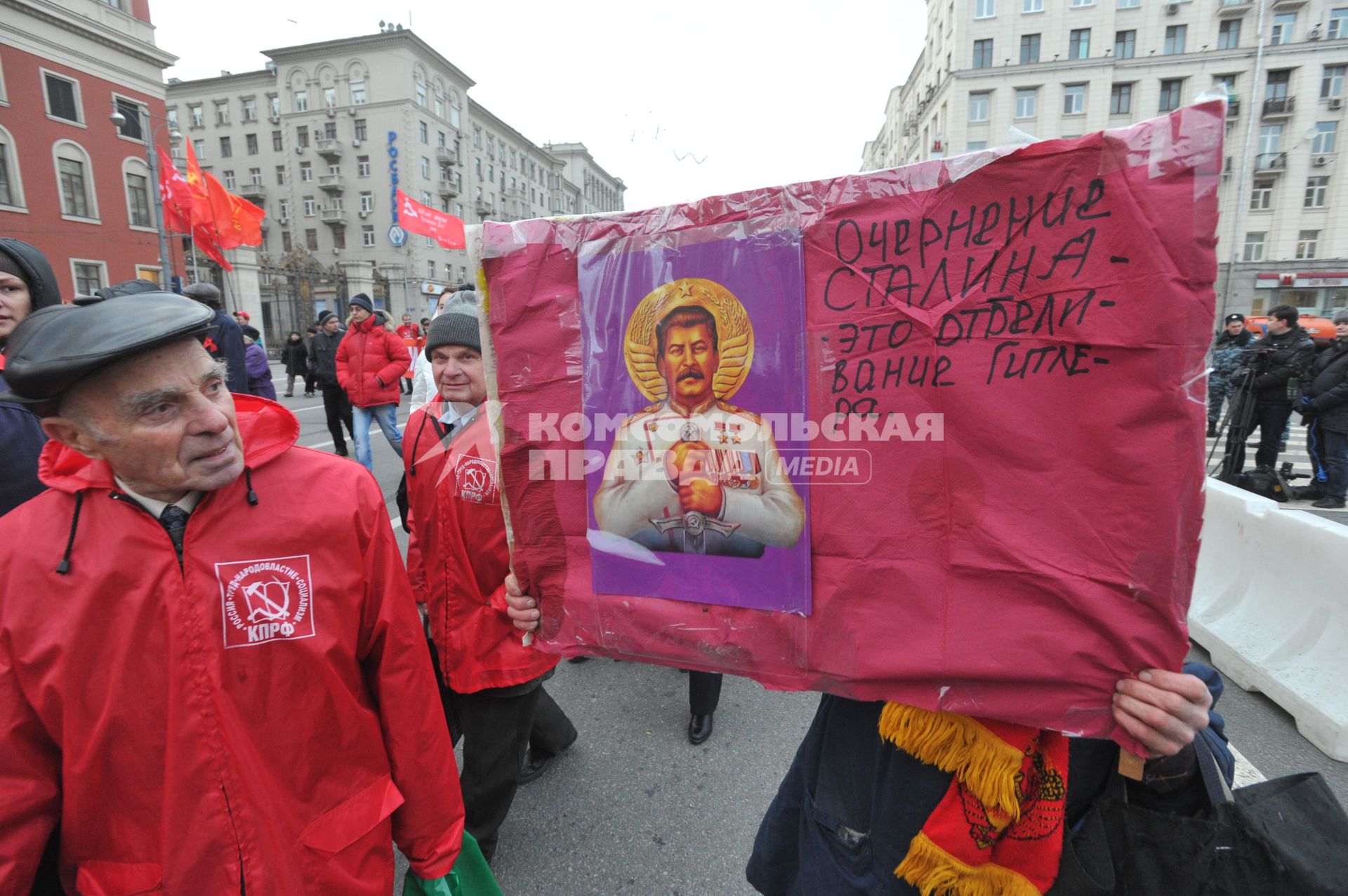 Во время шествия, приуроченного к 94-ой годовщине Октябрьской революции, на Тверской улице. На снимке: плакат с надписью ОЧЕРНЕНИЕ СТАЛИНА -ЭТО ОТБЕЛИВАНИЕ ГИТЛЕРА. 07 ноября  2011 года.