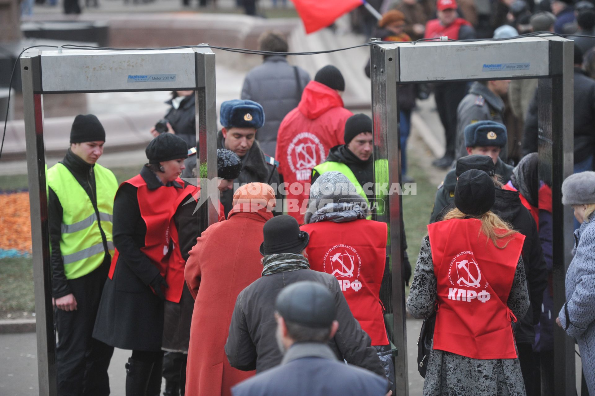 Во время шествия, приуроченного к 94-ой годовщине Октябрьской революции, на Тверской улице. 07 ноября  2011 года.