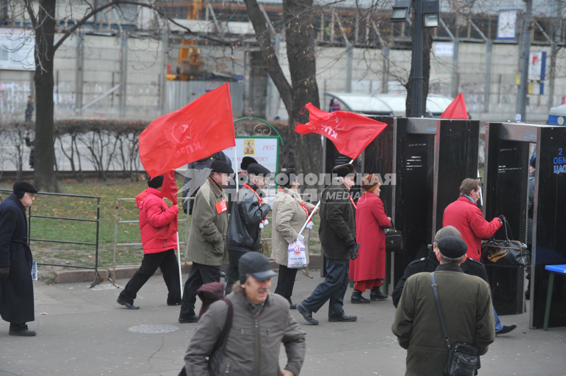 Во время шествия, приуроченного к 94-ой годовщине Октябрьской революции, на Тверской улице. 07 ноября  2011 года.