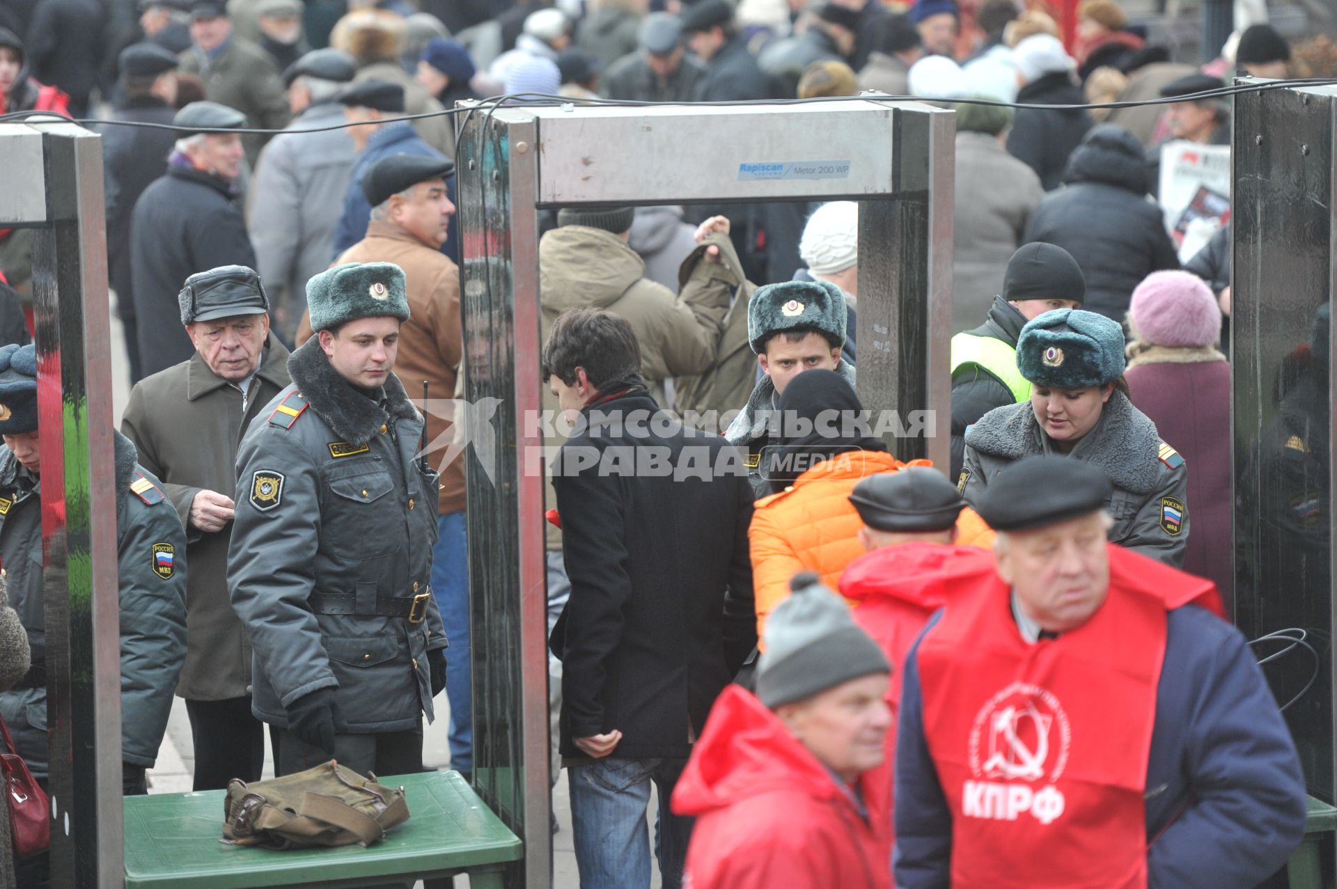 Во время шествия, приуроченного к 94-ой годовщине Октябрьской революции, на Тверской улице. На снимке: обеспечение мер безопасности. 07 ноября  2011 года.