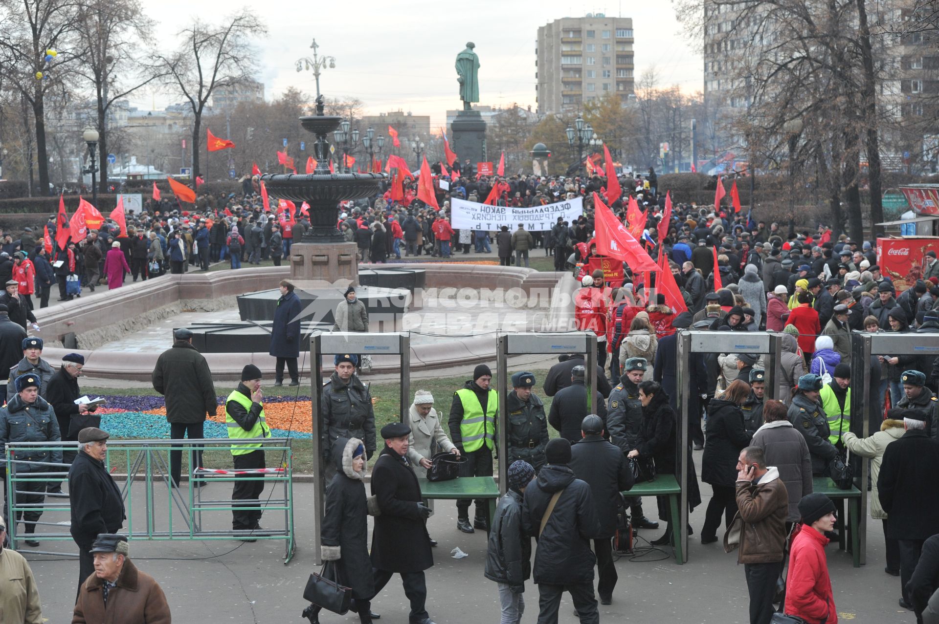 Во время шествия, приуроченного к 94-ой годовщине Октябрьской революции, на Тверской улице. 07 ноября  2011 года.