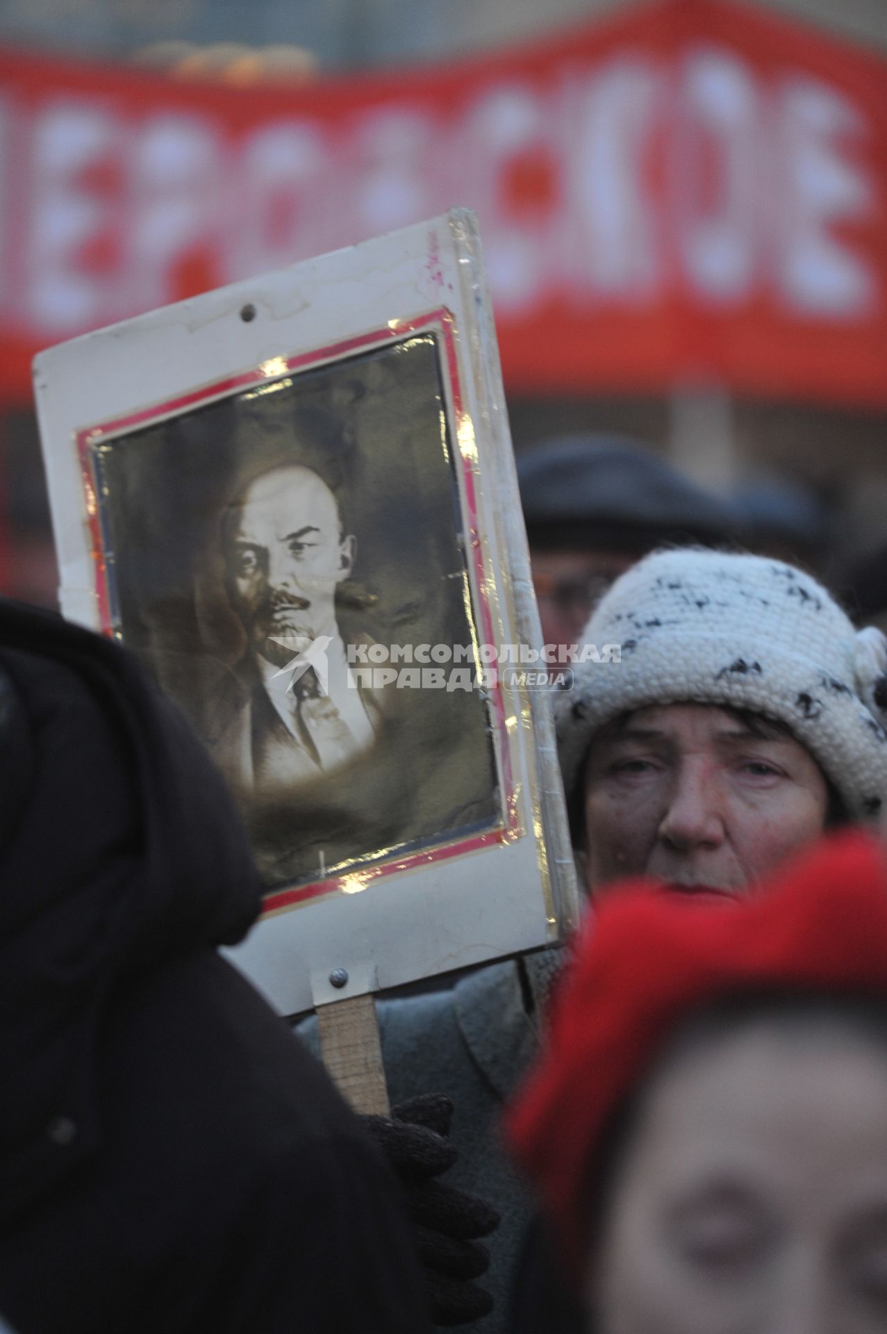 Во время шествия, приуроченного к 94-ой годовщине Октябрьской революции, на Тверской улице. 07 ноября  2011 года.