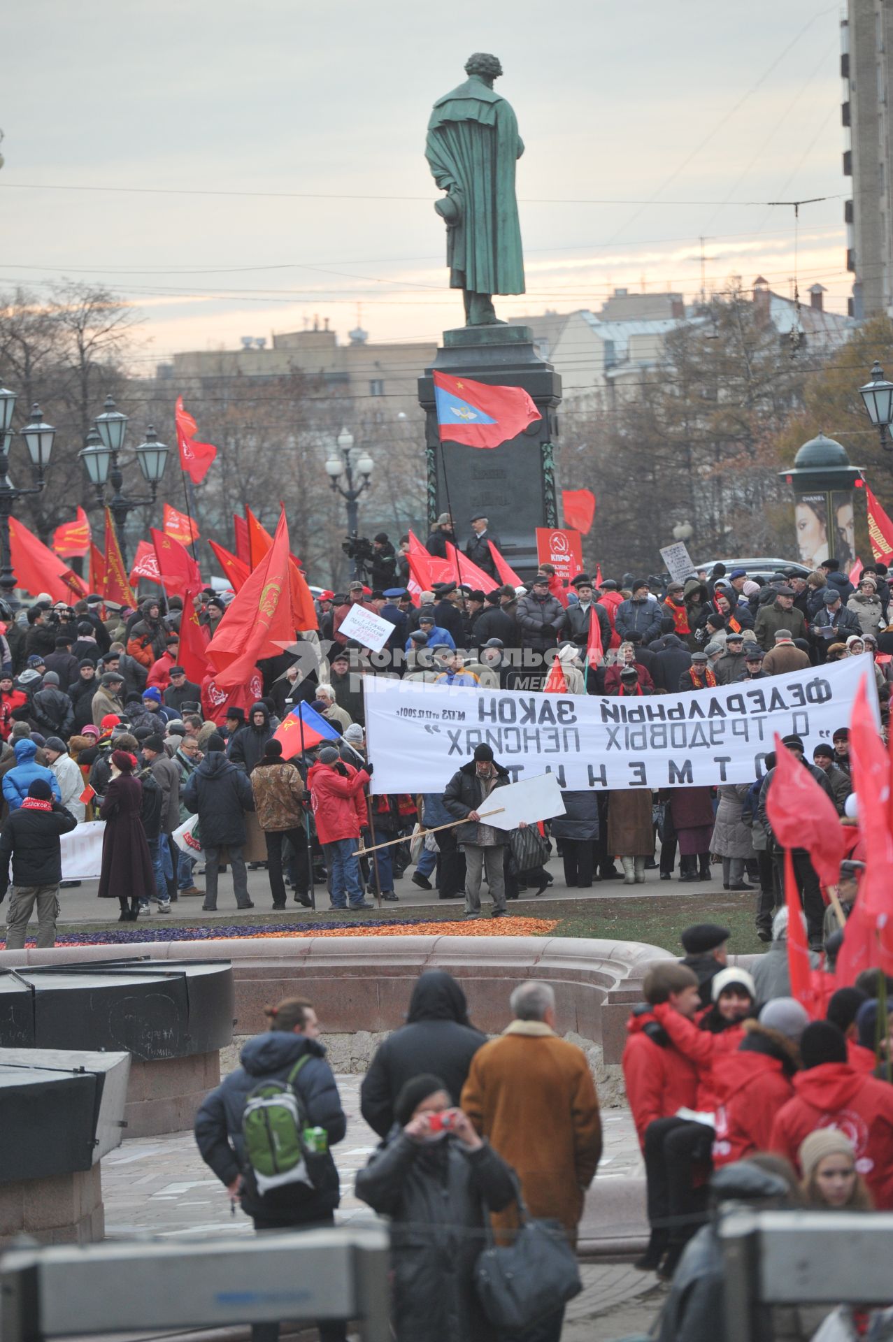 Во время шествия, приуроченного к 94-ой годовщине Октябрьской революции, на Тверской улице. 07 ноября  2011 года.