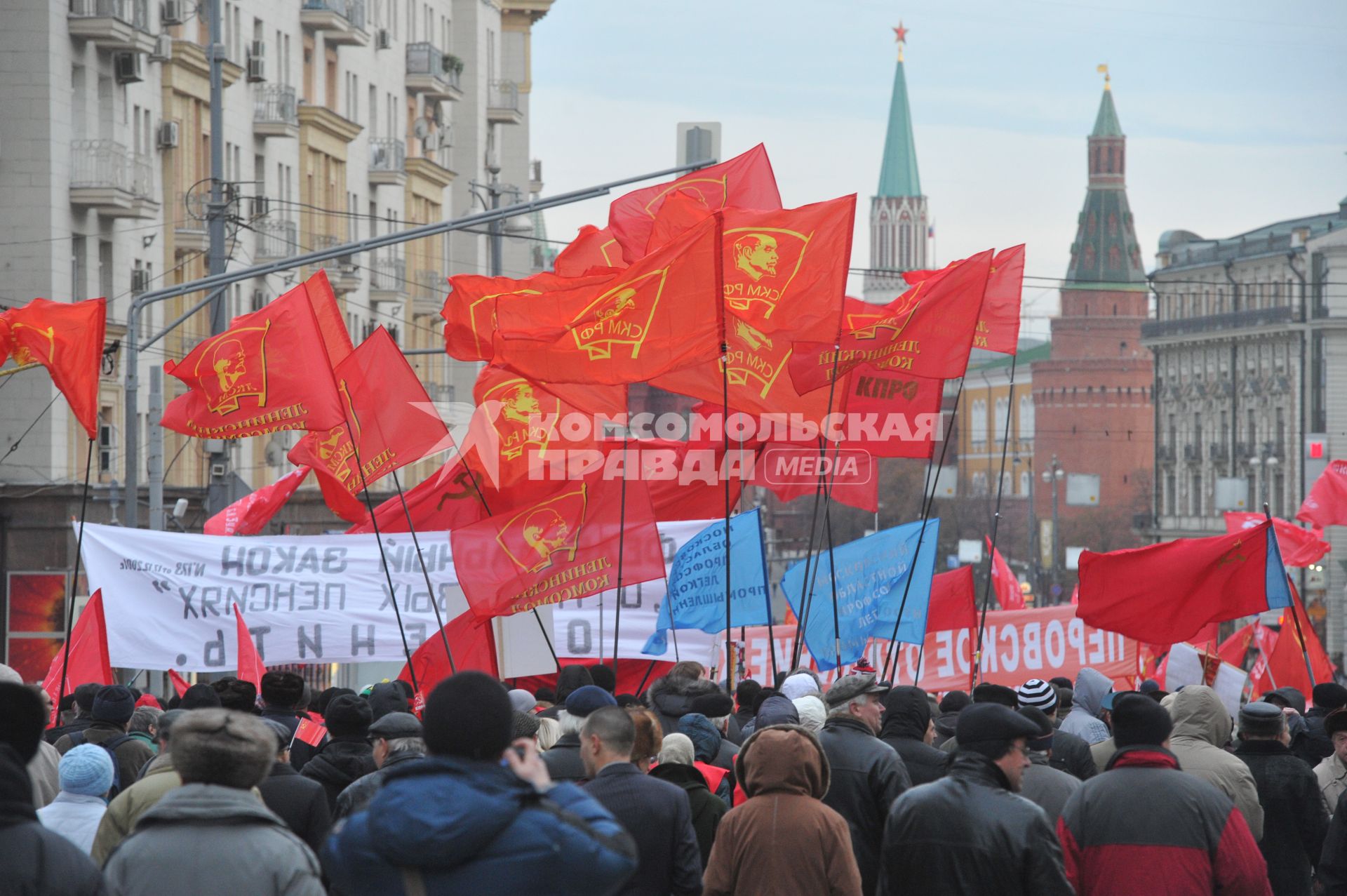 Во время шествия, приуроченного к 94-ой годовщине Октябрьской революции, на Тверской улице. 07 ноября  2011 года.