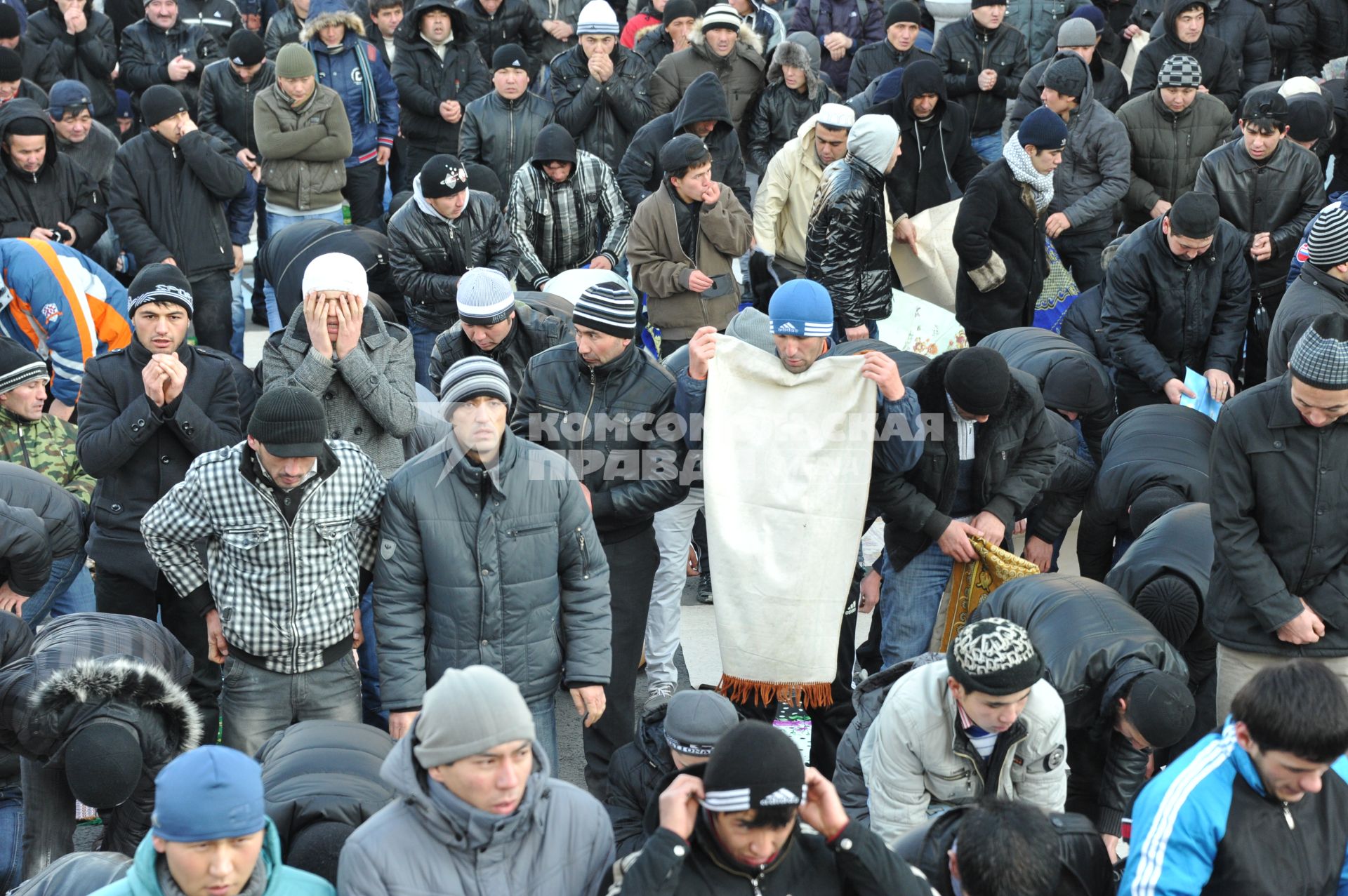 Мусульмане во время праздничного намаза в честь праздника Курбан-Байрам у Соборной мечети. 06 ноября  2011 года.