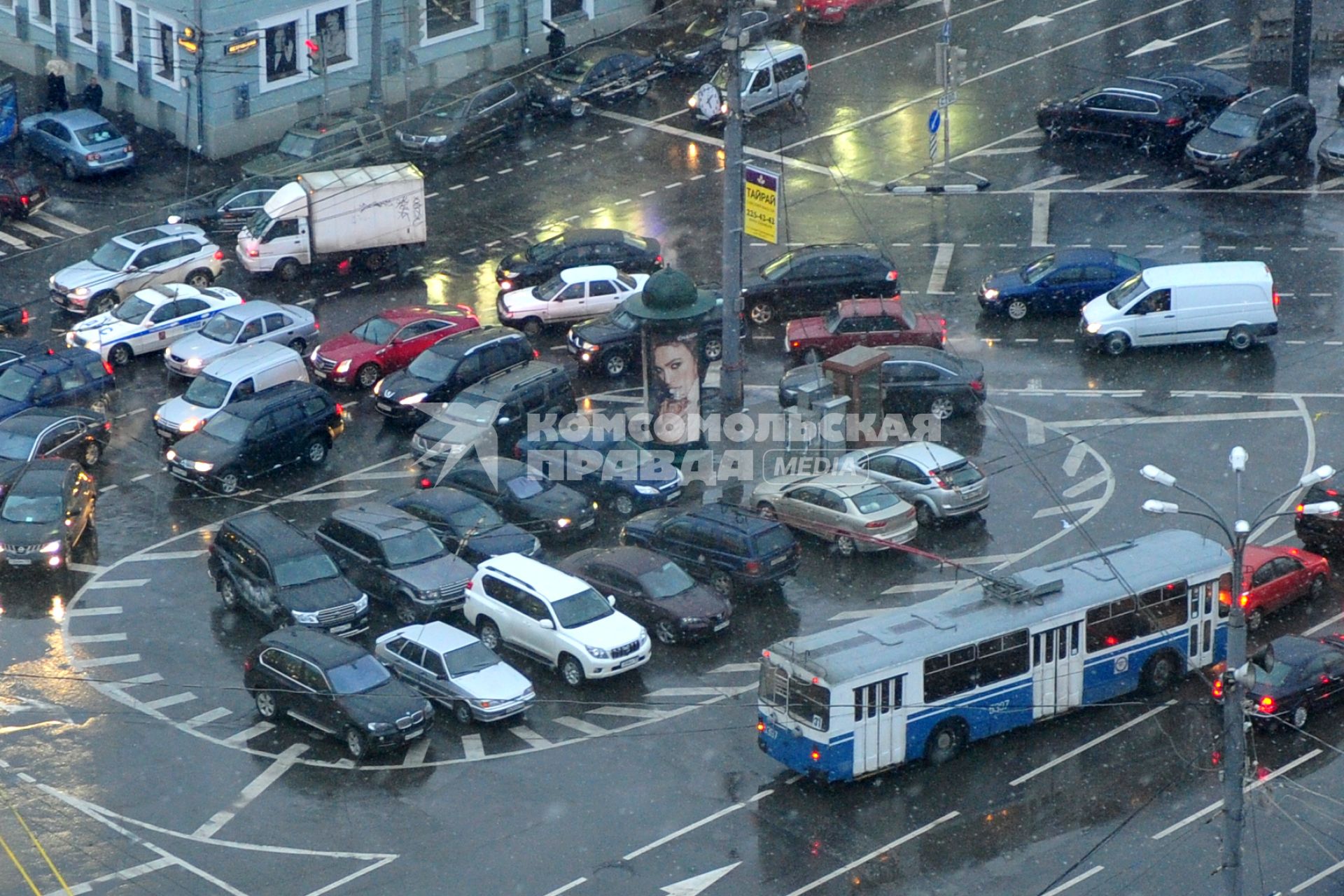 Автомобильная парковка. Транспортное движение в городе. 09 ноября  2011 года.