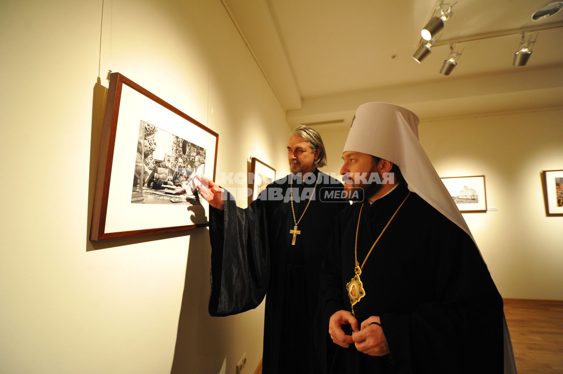 Фотовыставка к 65-летию патриарха Московского и всея Руси Кирилла \"Диалог: Церковь, общество, государство\". На снимке: митрополит Волоколамский Иларион (справа). 09 ноября  2011 года.