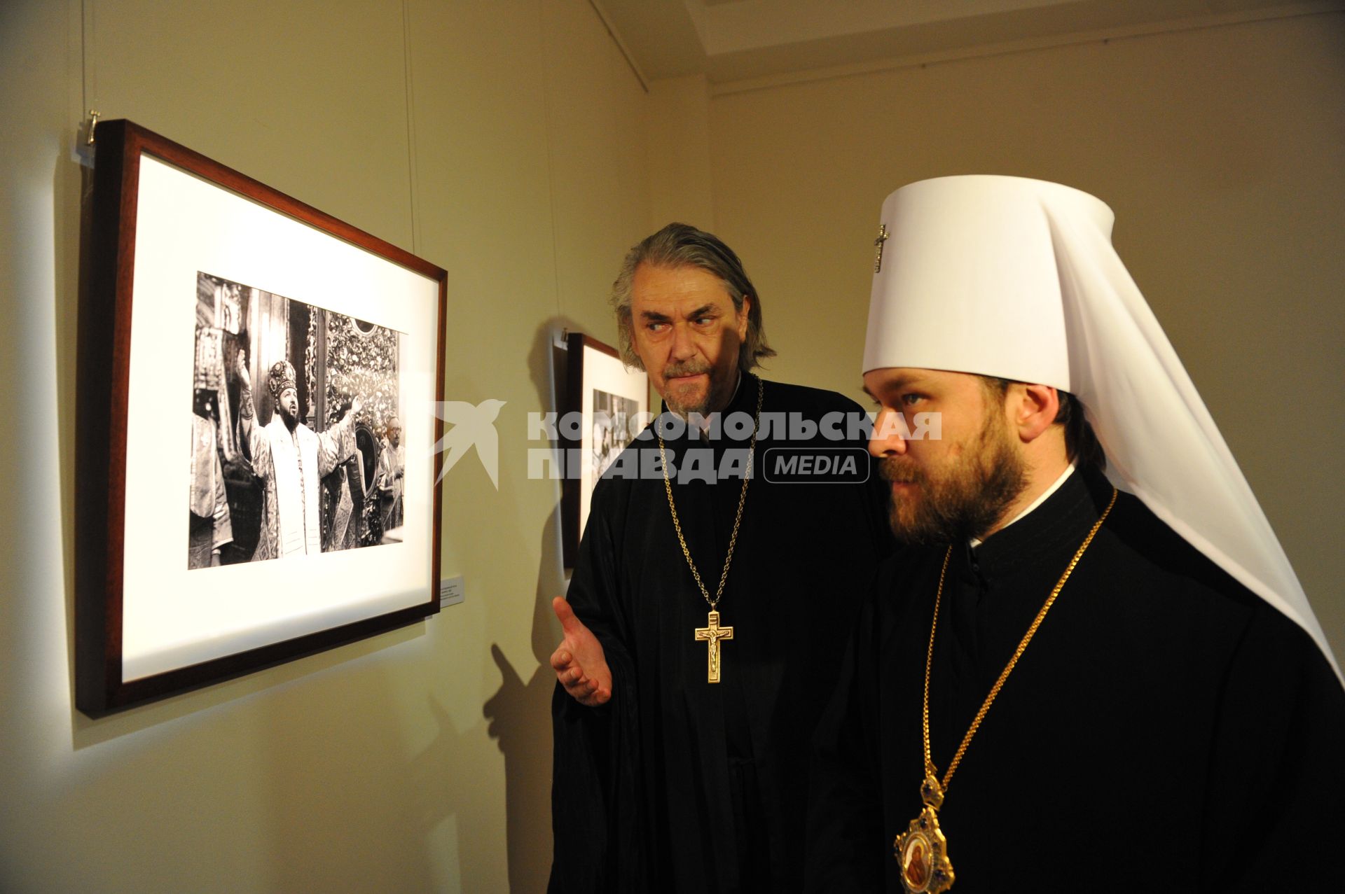 Фотовыставка к 65-летию патриарха Московского и всея Руси Кирилла \"Диалог: Церковь, общество, государство\". На снимке: митрополит Волоколамский Иларион (справа). 09 ноября  2011 года.