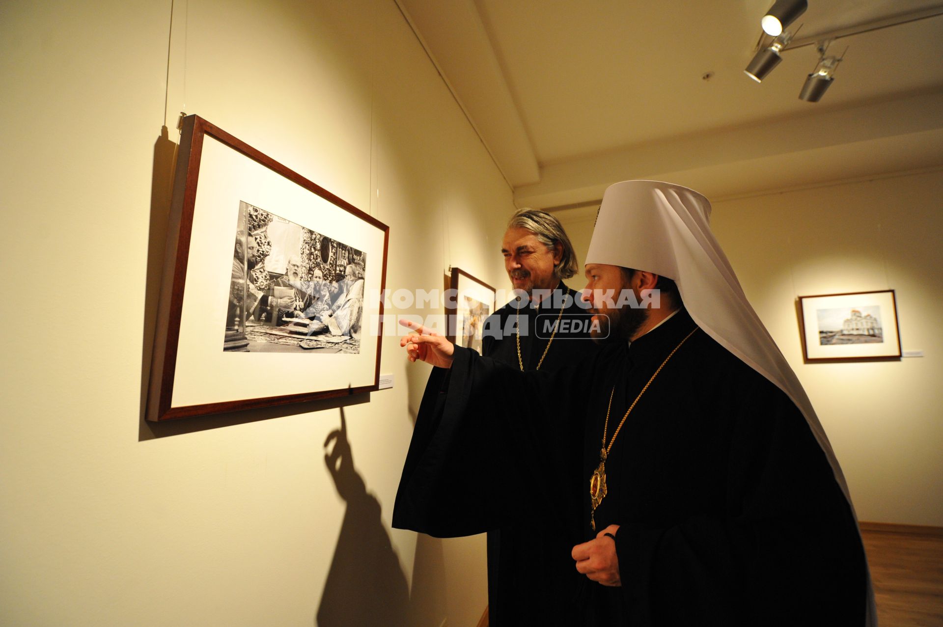 Фотовыставка к 65-летию патриарха Московского и всея Руси Кирилла \"Диалог: Церковь, общество, государство\". 09 ноября  2011 года.