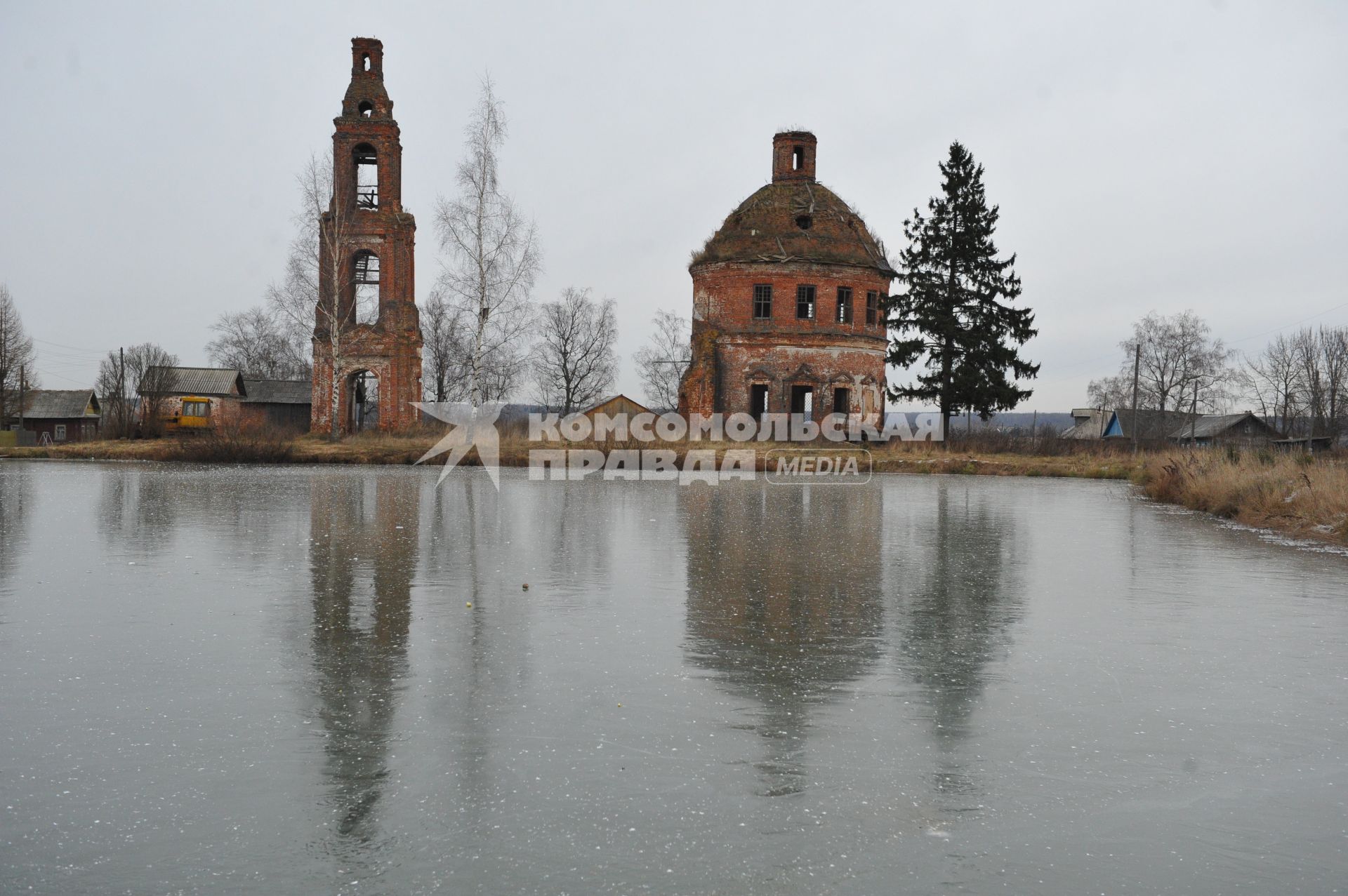 село Головинское Сусанинского района Костромской области.  Богоявленская церковь. 08 ноября 2011г.